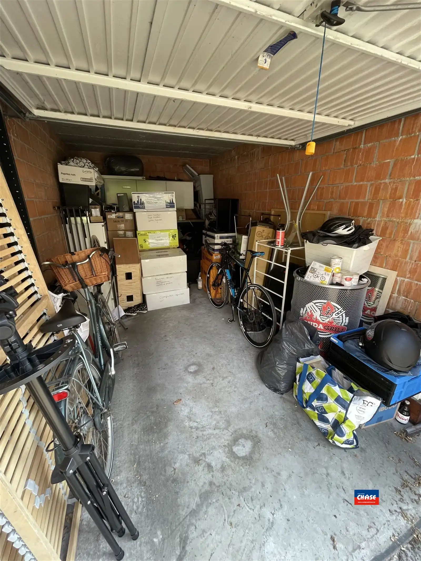 Garagebox in afgesloten complex met elektrische toegangspoort foto 3