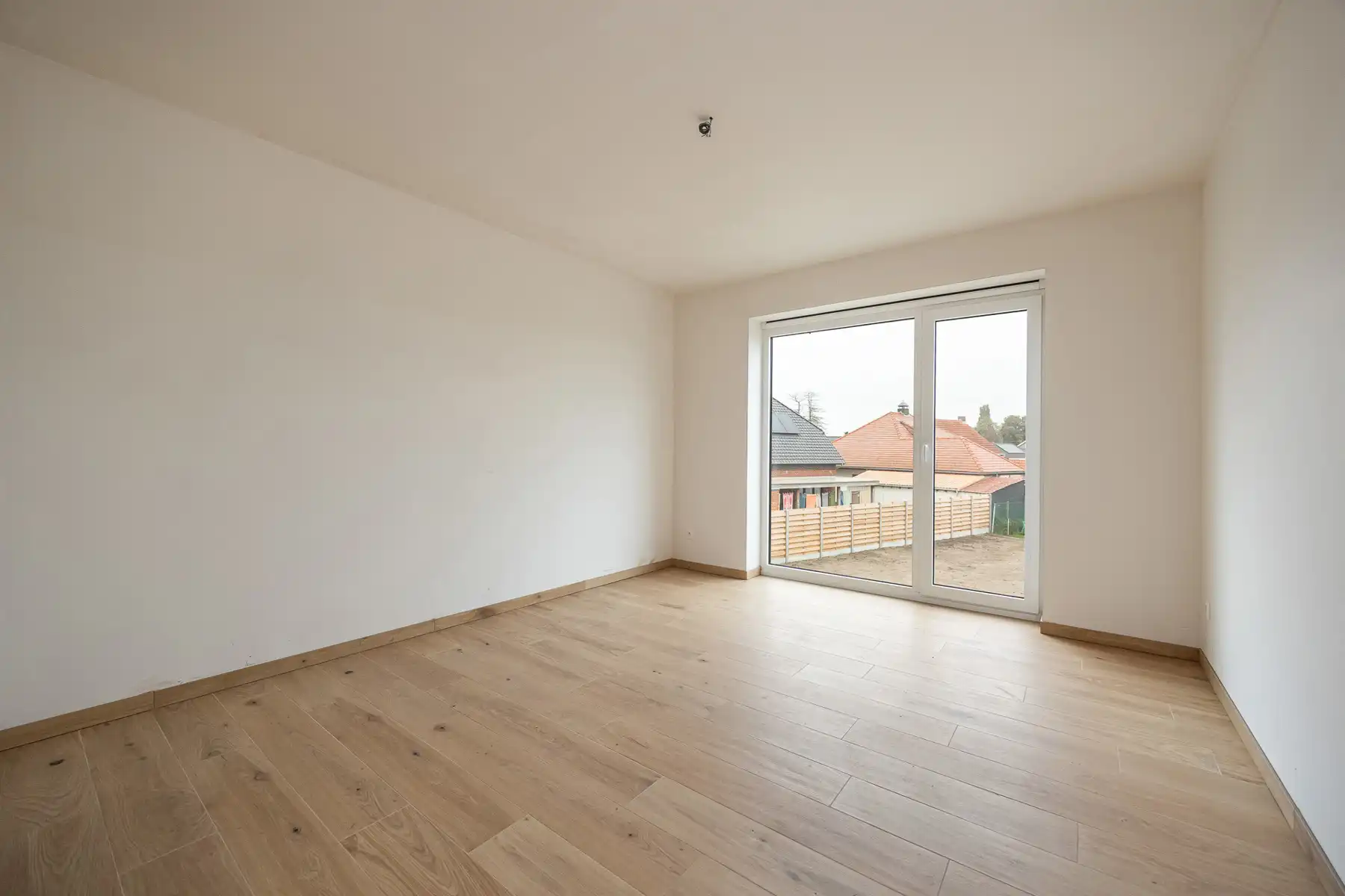 Woning met 3 slaapkamers en fietsenberging/carport op perceel van ca 367m² foto 8