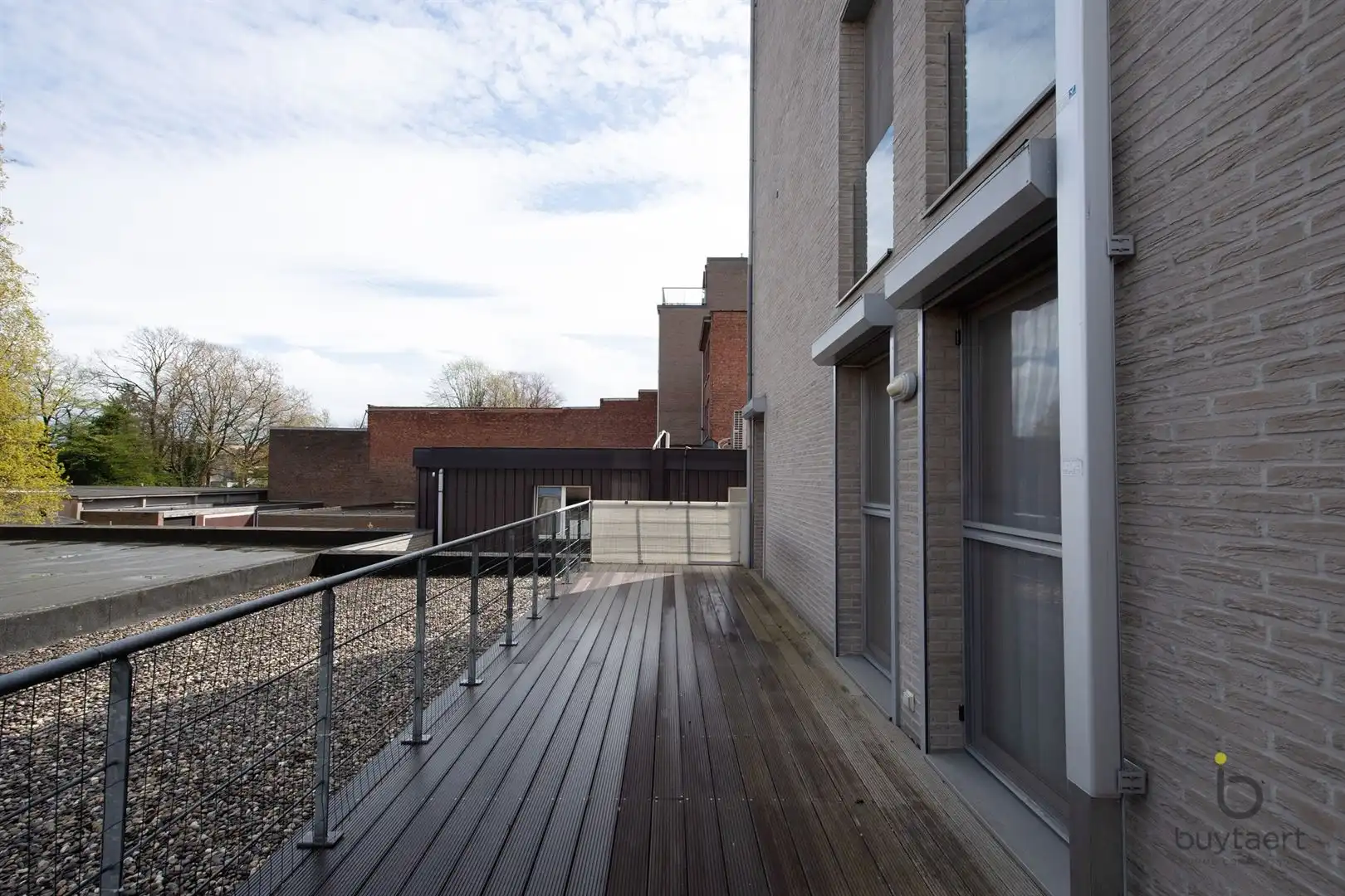 Ruim appartement met vooraan en achteraan terrassen en parking op een pleintje. foto 6