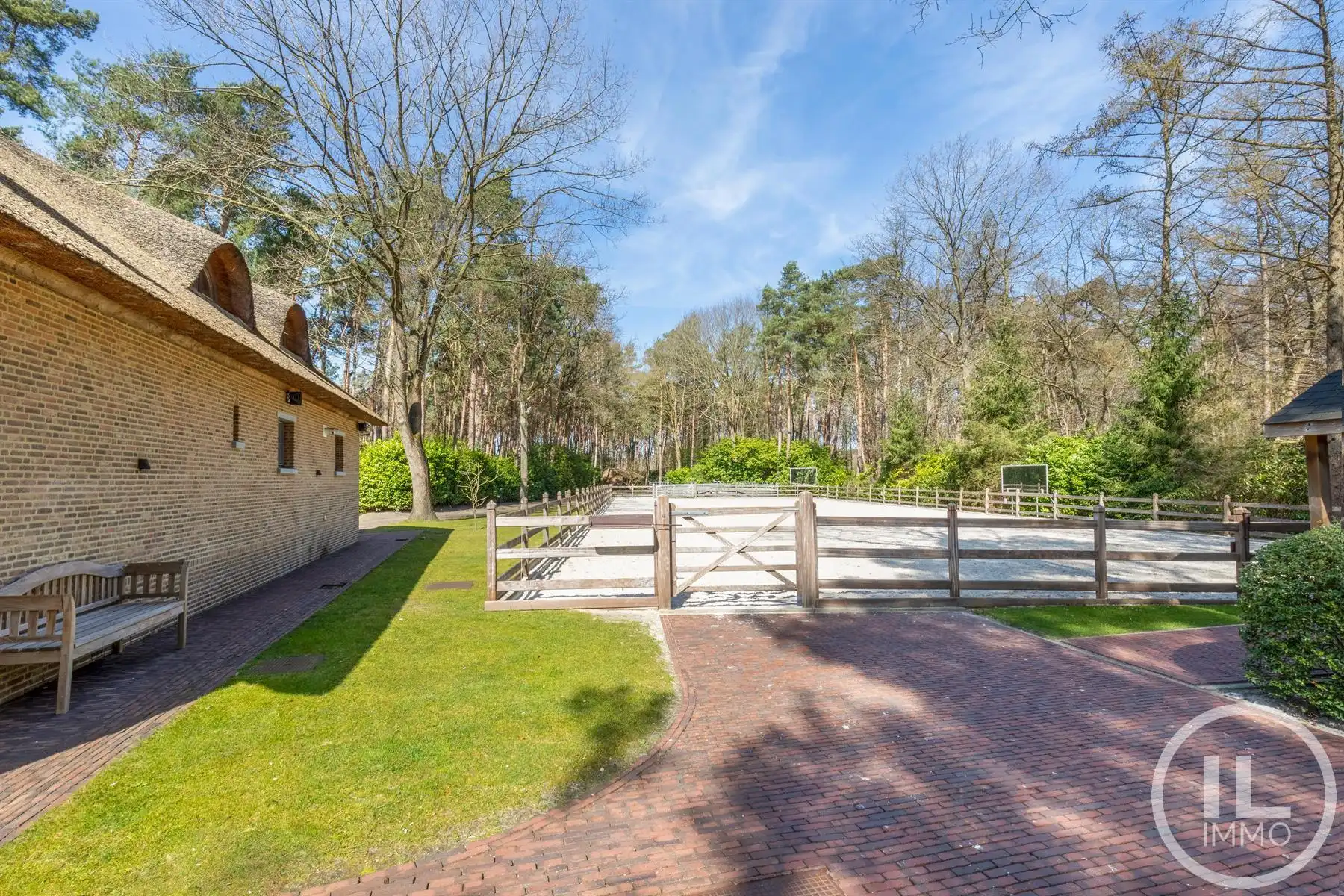 Schitterend domein van 7,7 ha met prachtige villa, zwembad, guesthouse, ruime schuur en uitgebreide paardenfaciliteiten. foto 38