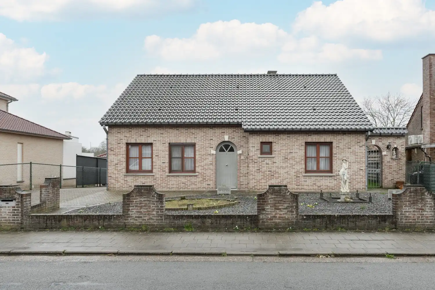 Mooie vrijstaande woning te koop vlakbij het centrum met 4 slaapkamers rustig gelegen op 10a10ca. foto 2