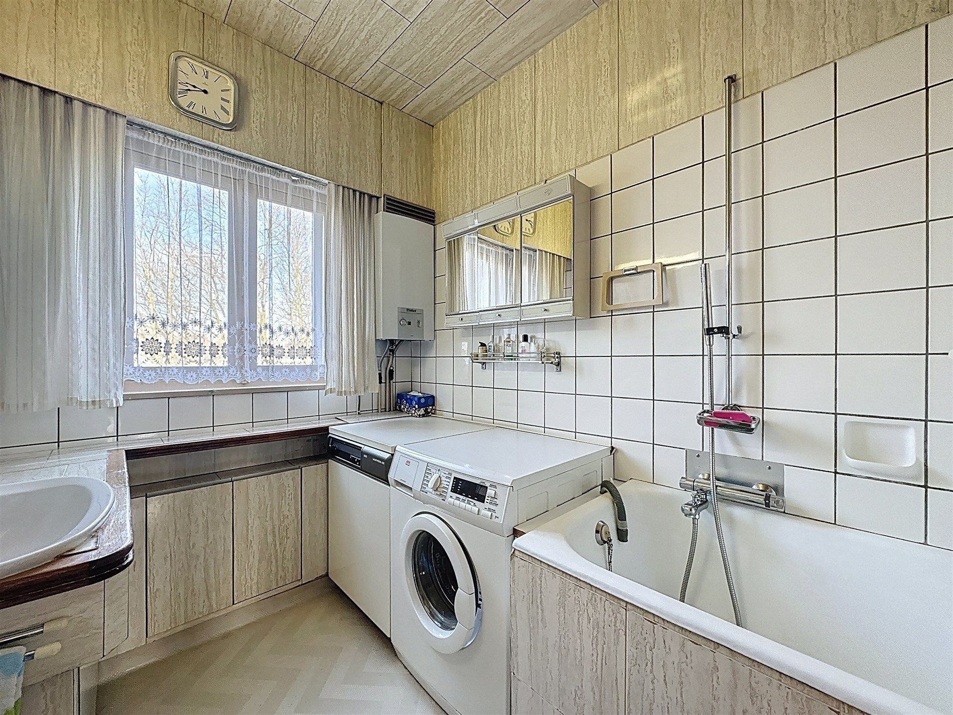 Halfopen bebouwing met 3 slaapkamers, ruime garage en leuke tuin op toplocatie! foto 12