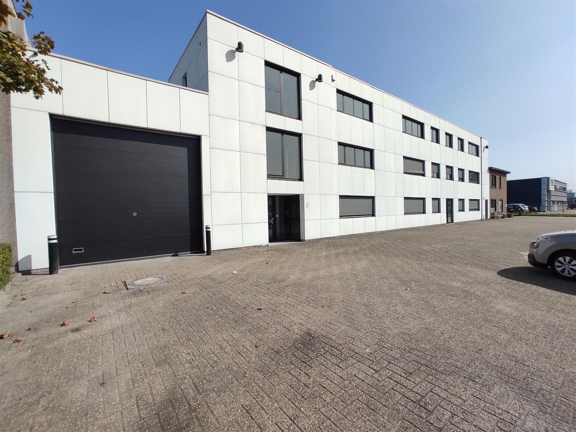 Gerenoveerde Kantoren te Huur in Sint-Niklaas foto {{pictureIndex}}