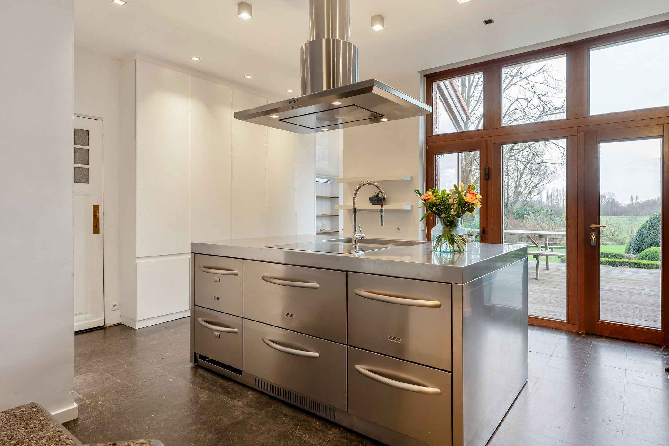 Karaktervolle hoeve met apart praktijkgedeelte, zwembad en prachtig uitzicht op weilanden op 2.642 m². foto 7