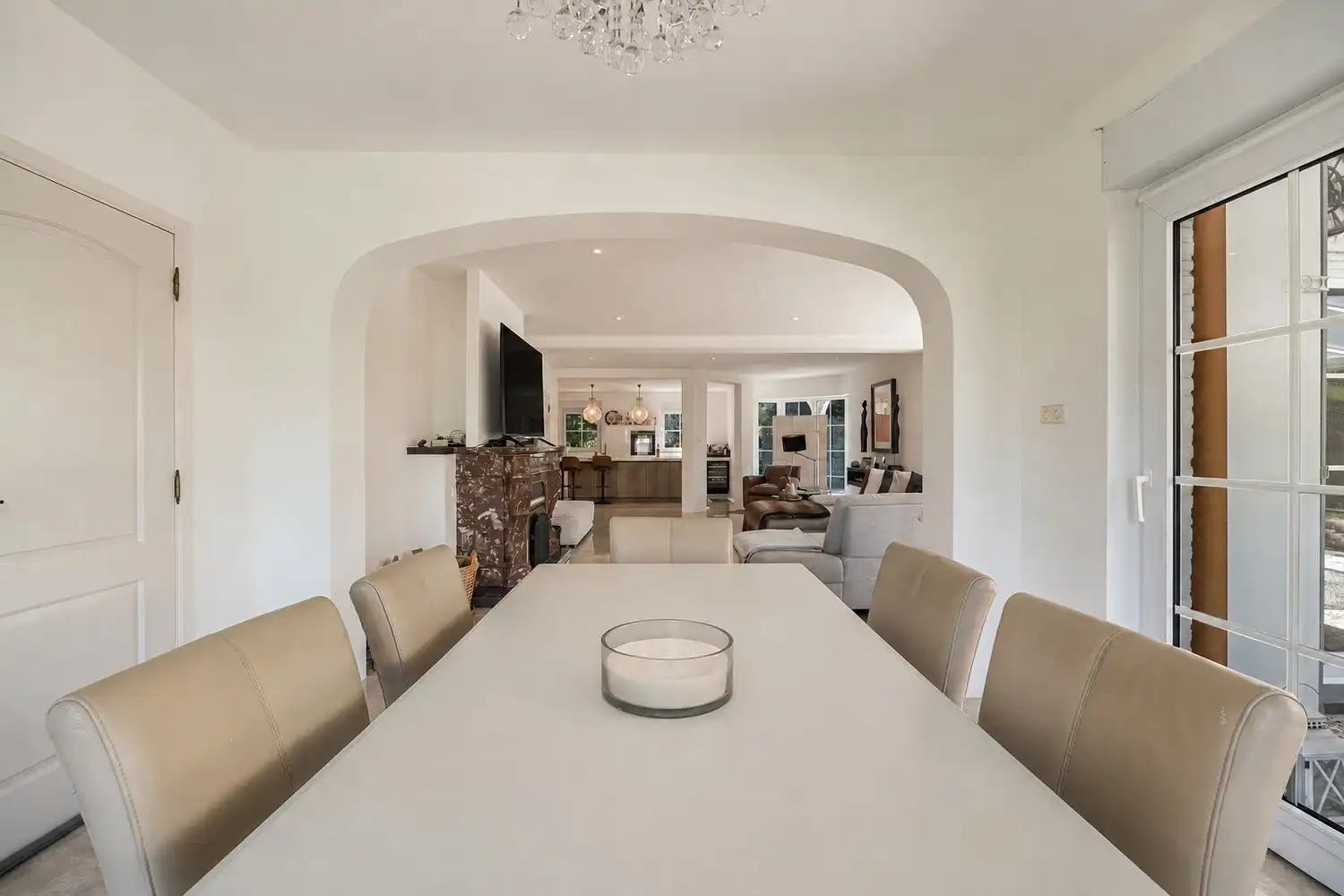 Exclusieve villa met royale leefruimtes op een unieke locatie foto 11