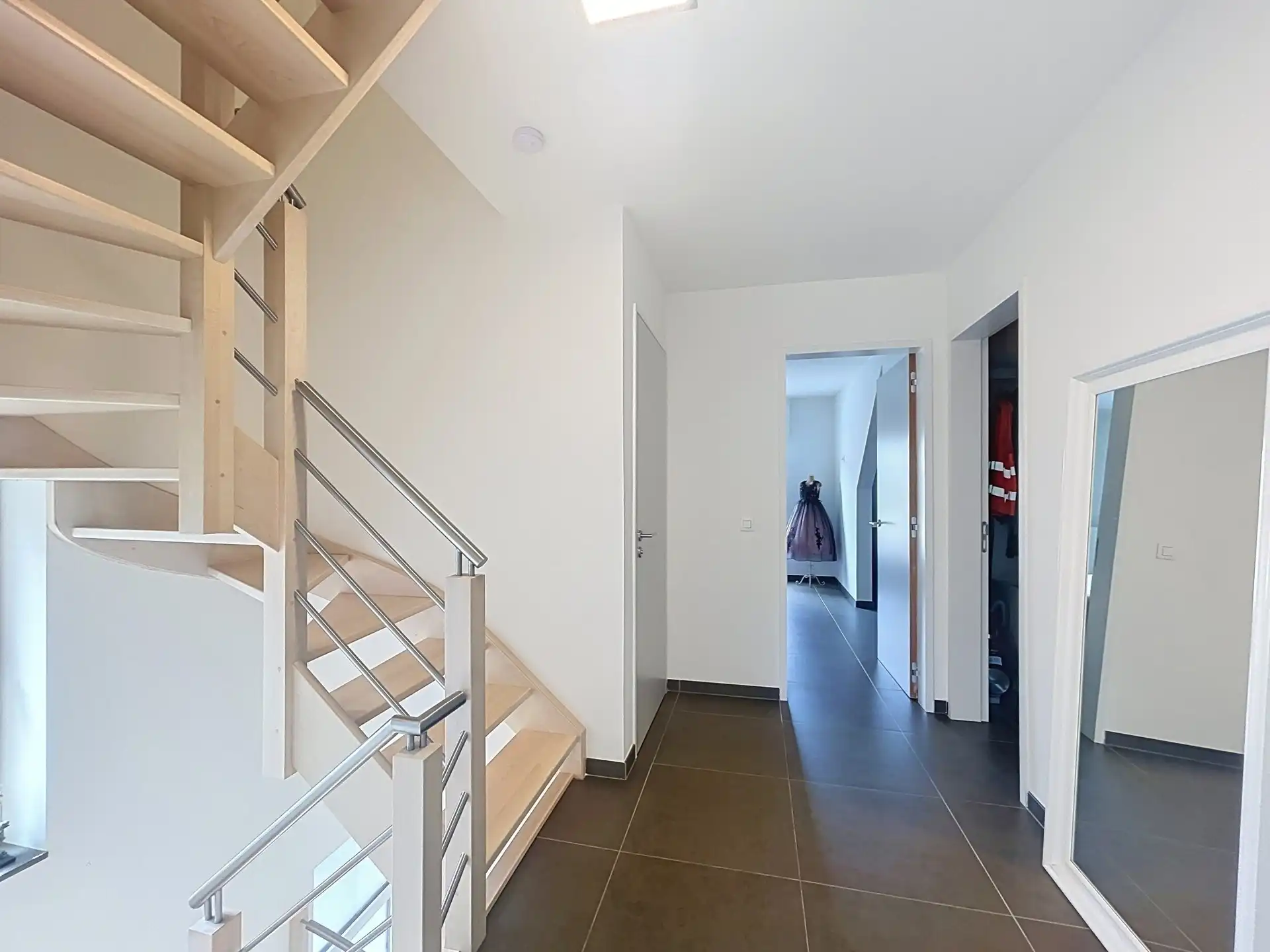 Moderne BEN gezinswoning met 4 slaapkamers, garage en poolhouse op perceel van 347m² foto 14