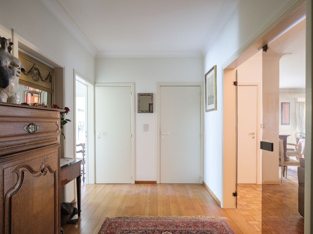Ruim en stijlvol 4 slpk-appartement (bew.opp. 274 m2) met terras, gelegen op de eerste verdieping van de standingvolle residentie ‘Trianon’ op slechts 10 minuten van 'Centrum Gent'. foto 7