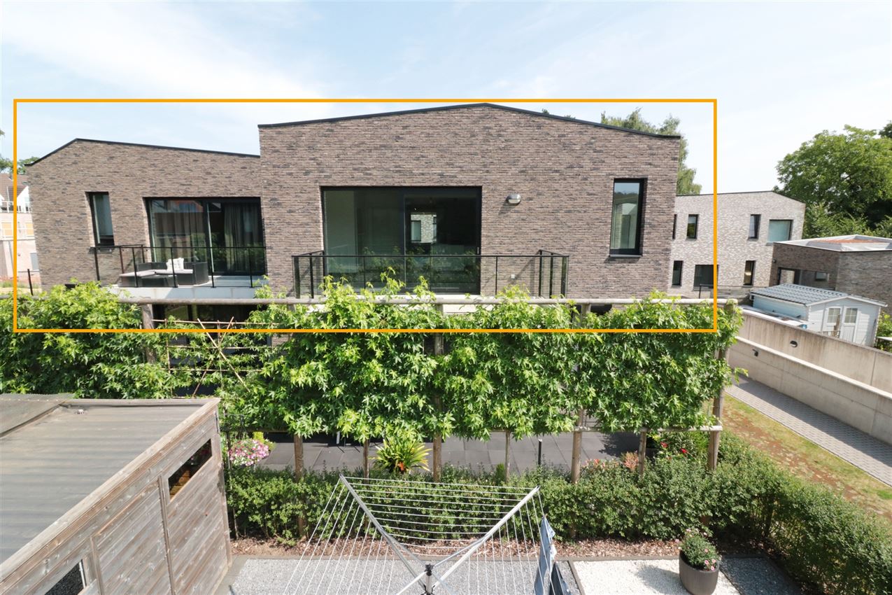 3 appartementen en 4 autostaanplaatsen foto {{pictureIndex}}