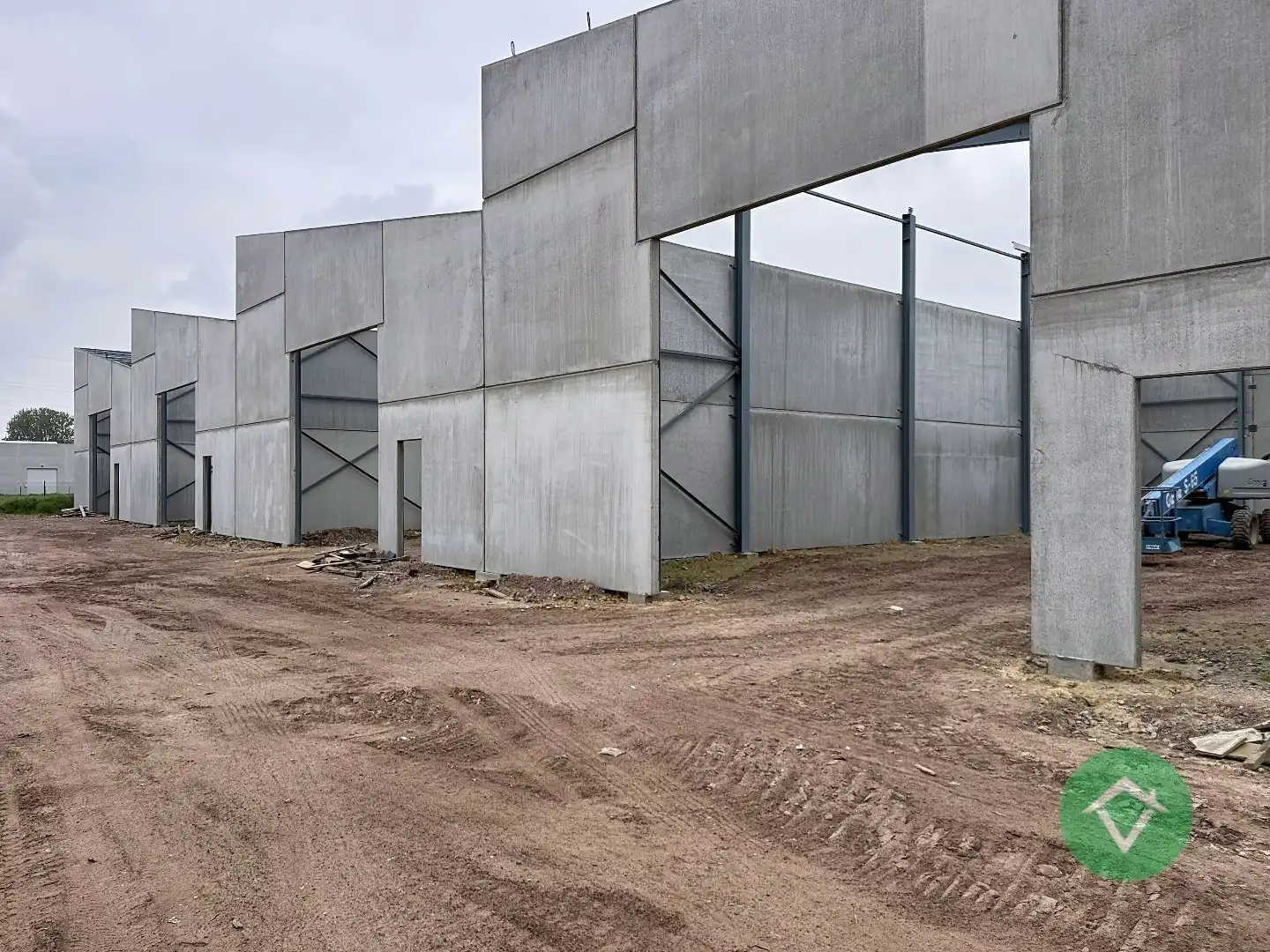 Loods G te koop – 321,60 m² KMO-zone Ardopoort te Roeselare foto {{pictureIndex}}