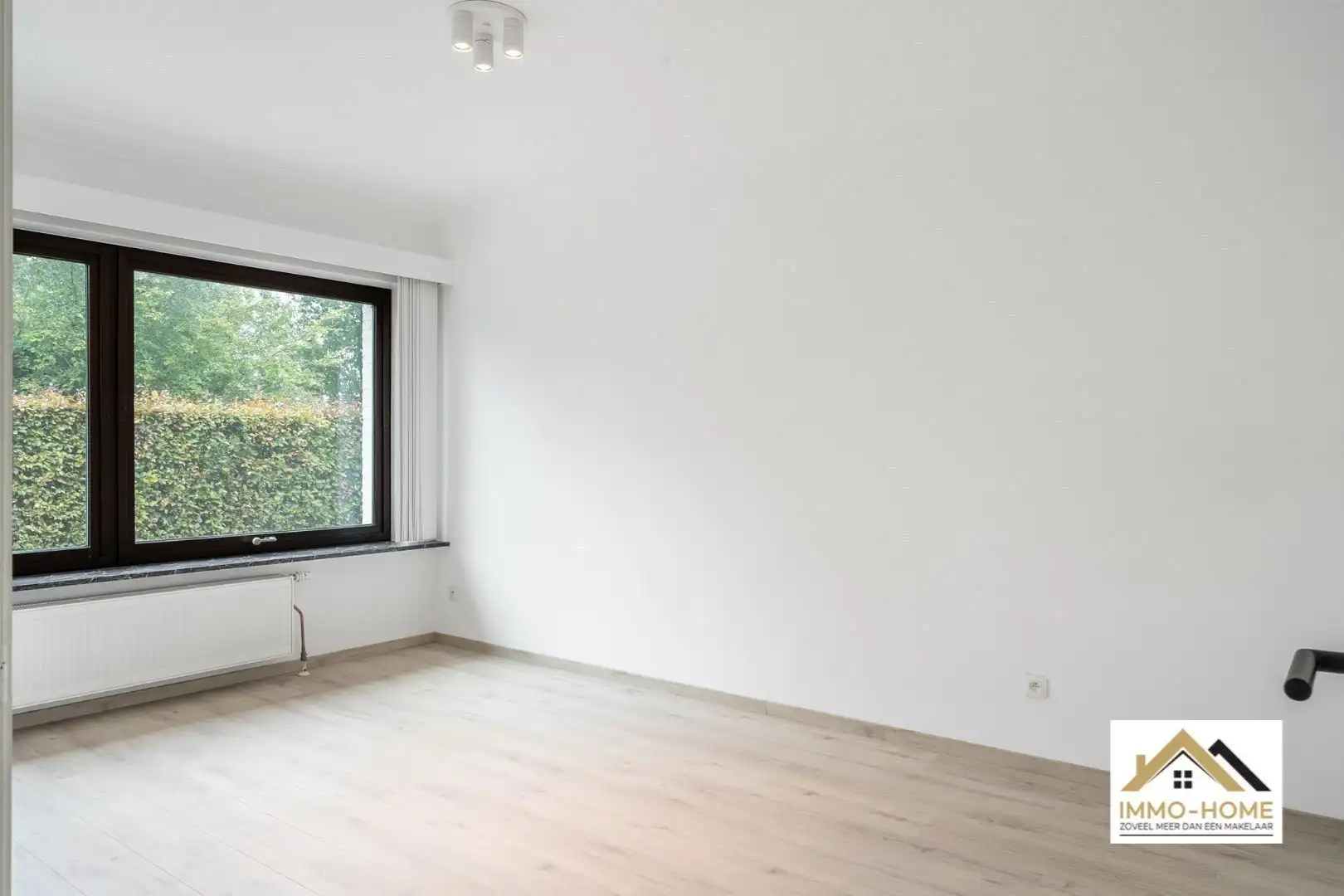 Ruime woning met magazijn en open zicht op topligging foto 18