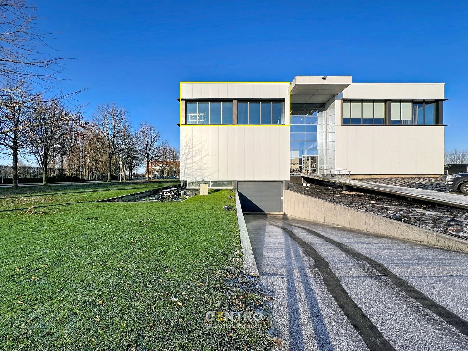 Energiezuinige, vernieuwde SERVICED kantoorruimte met mogelijkheid om een MAGAZIJN (215m²) bij te huren op Ieper Business Park! foto 2