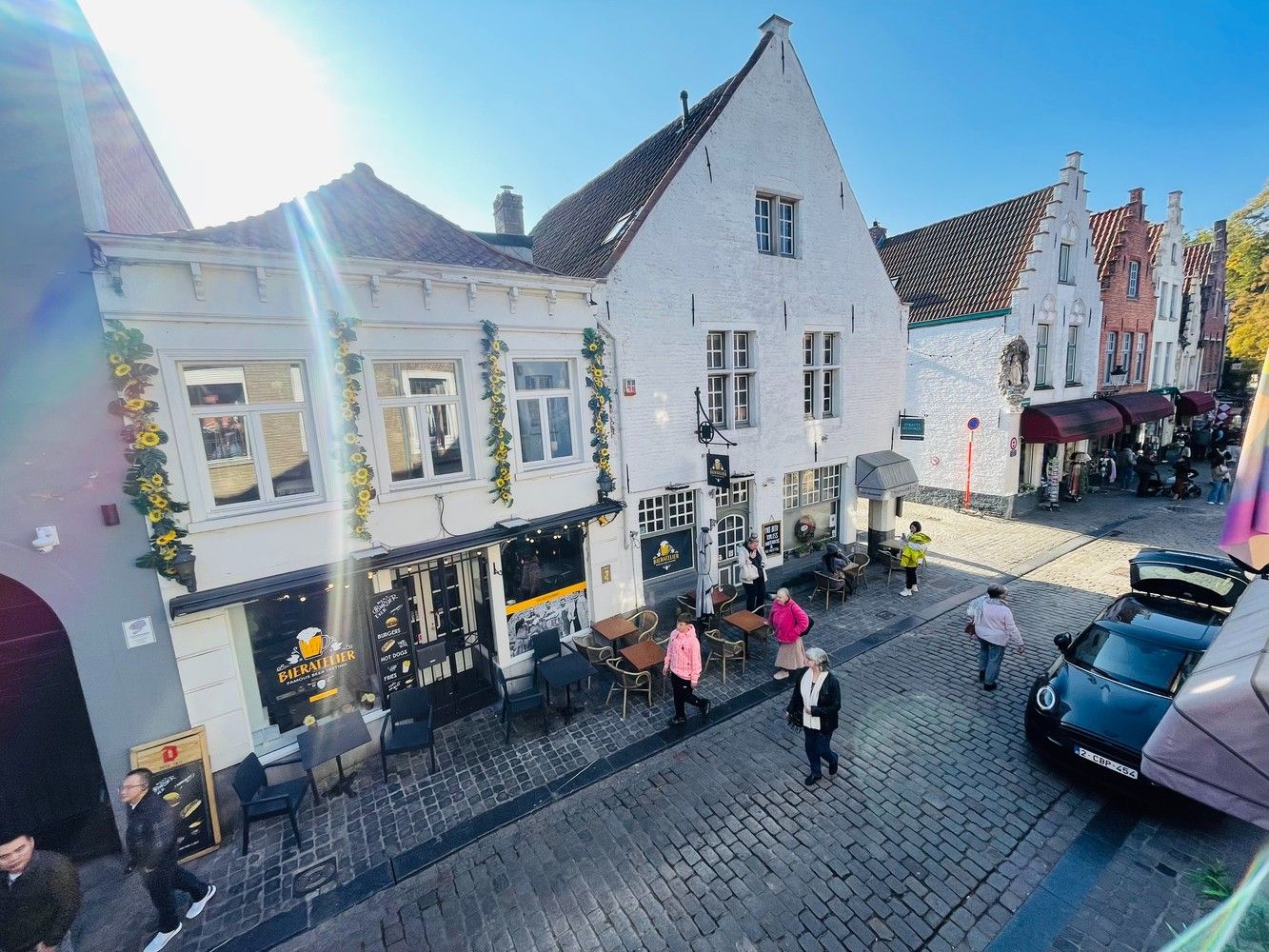 Hartje Brugge  TOP  TOERISTISCHE LIGGING , in de GOUDEN DRIEHOEK, Uitzonderlijk HANDELSPAND ( gevelbreedte 11 meter)                          LICHTRIJKE WINKELRUIMTE ,uitgevend op  Exclusieve STADSPATIO met overdekte rondgang van 105m²+ GARAGE van 30 m² UNIEK  IN BRUGGE op dergelijke ligging ! ERBOVEN lichtrijk ruim APPARTEMENT met zonneterras, foto 34