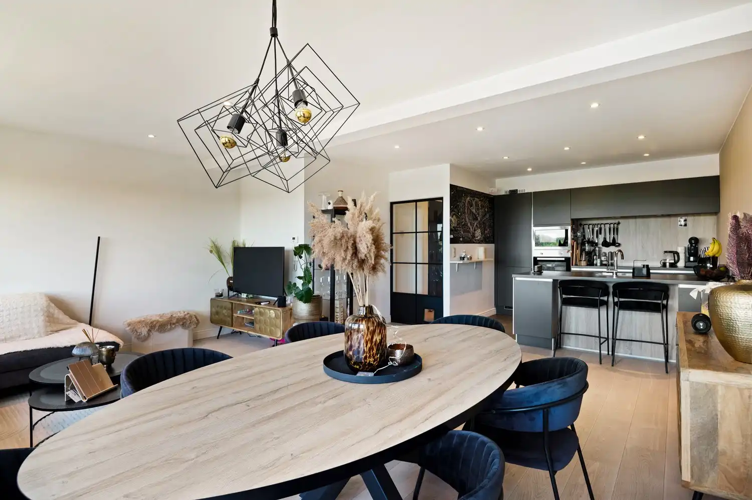 Twee slaapkamer appartement met open leefruimte te Mortsel foto 6