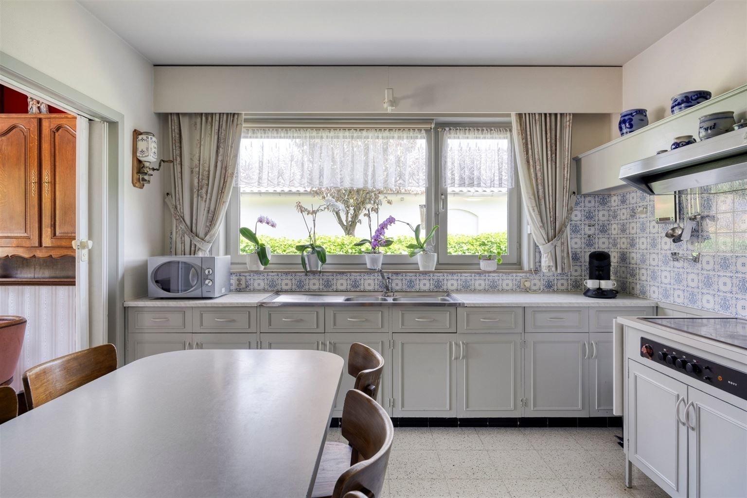 Vrijstaande woning met 4 slaapkamers, ruime tuin en garage op een riant perceel van 9a99ca, rustig gelegen nabij het centrum van Maaseik.  foto 7