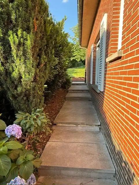 Eengezinswoning met 3 slaapkamers, garage, terras en ruime tuin foto 2