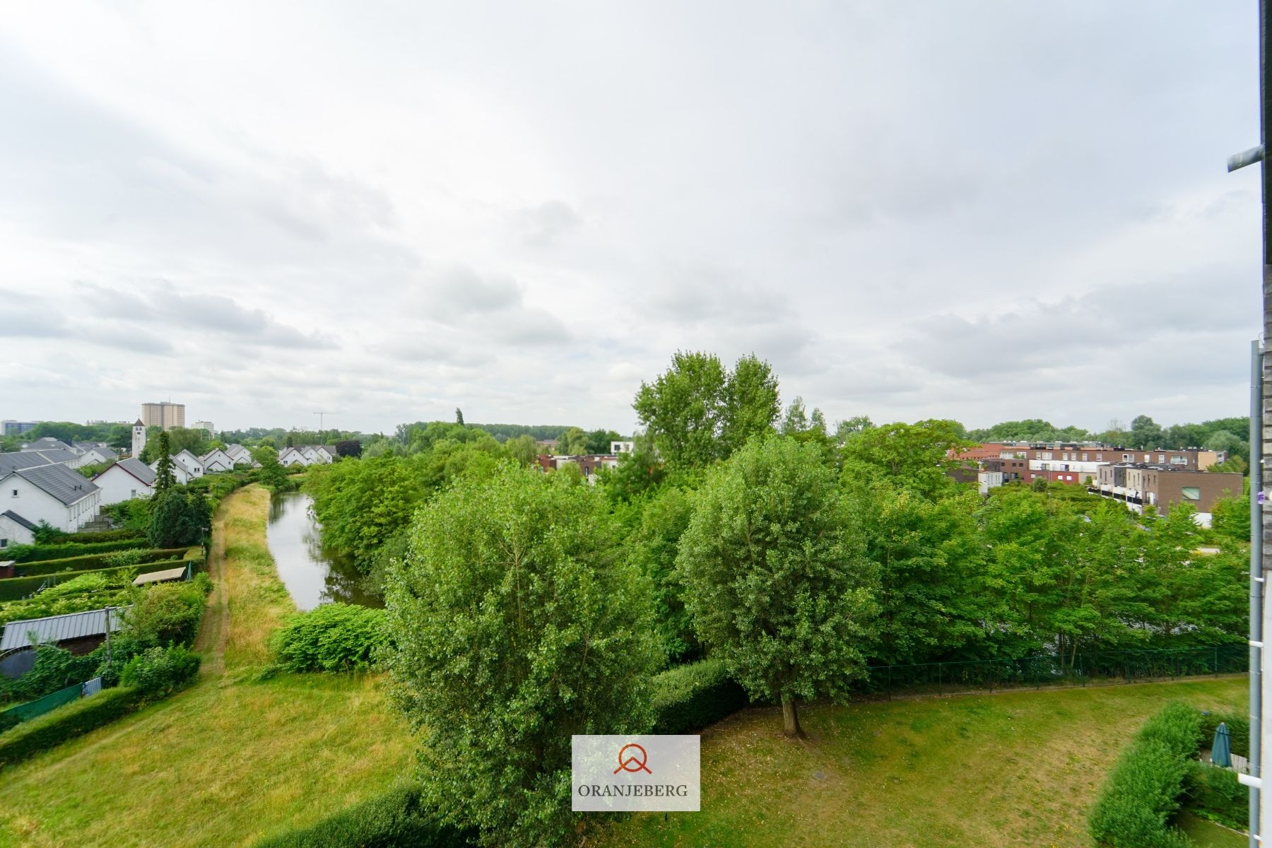 één slpk app met open zicht op het groen  en water foto 7