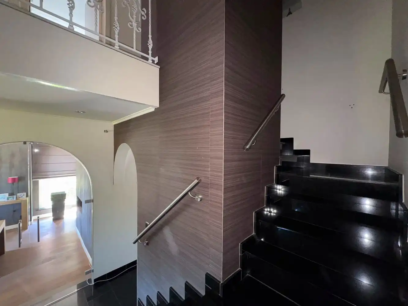 Villa met zwembad en bijgebouw foto 12