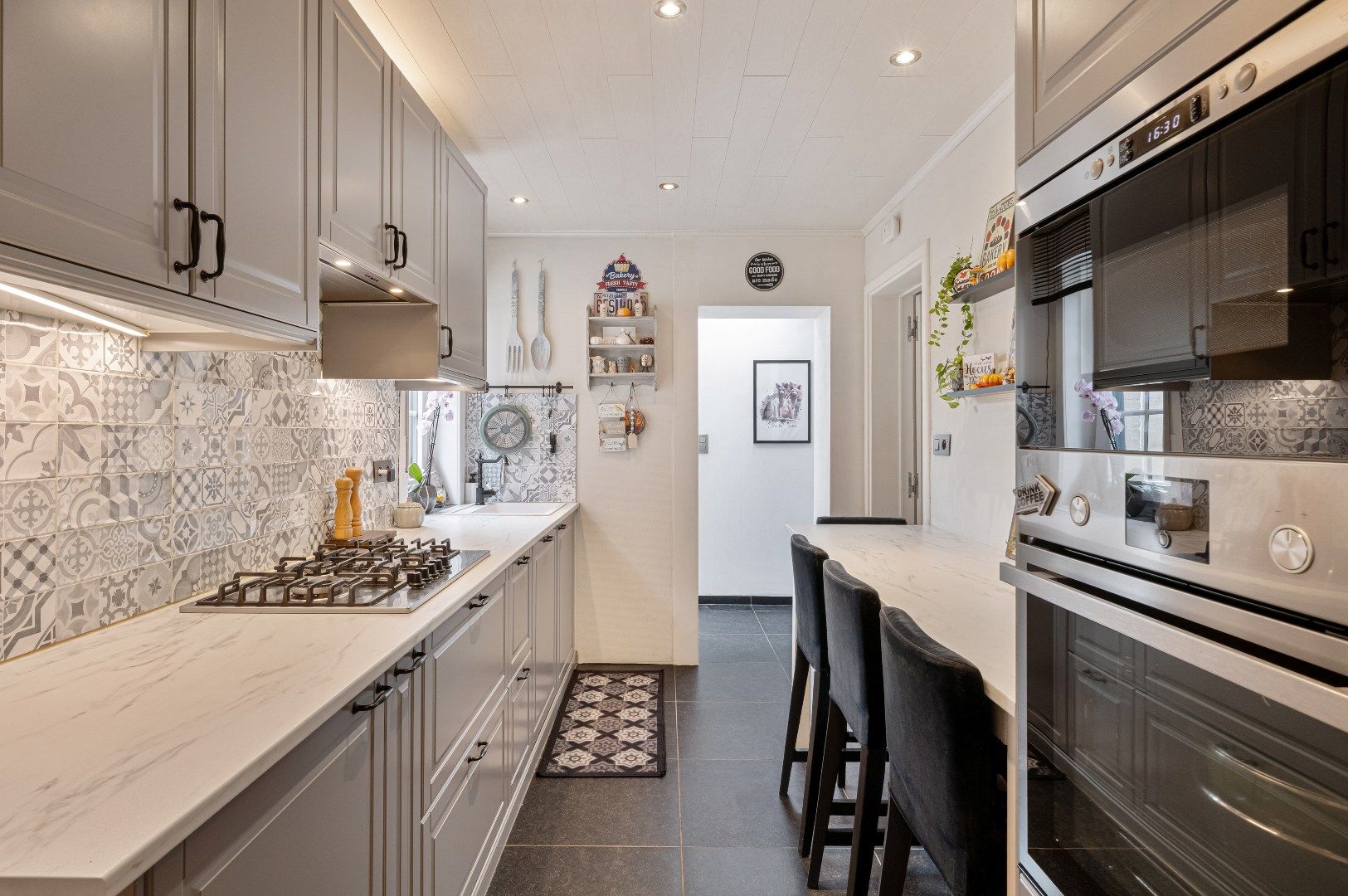 Volledig gerenoveerde solide woning met grote tuin foto 9