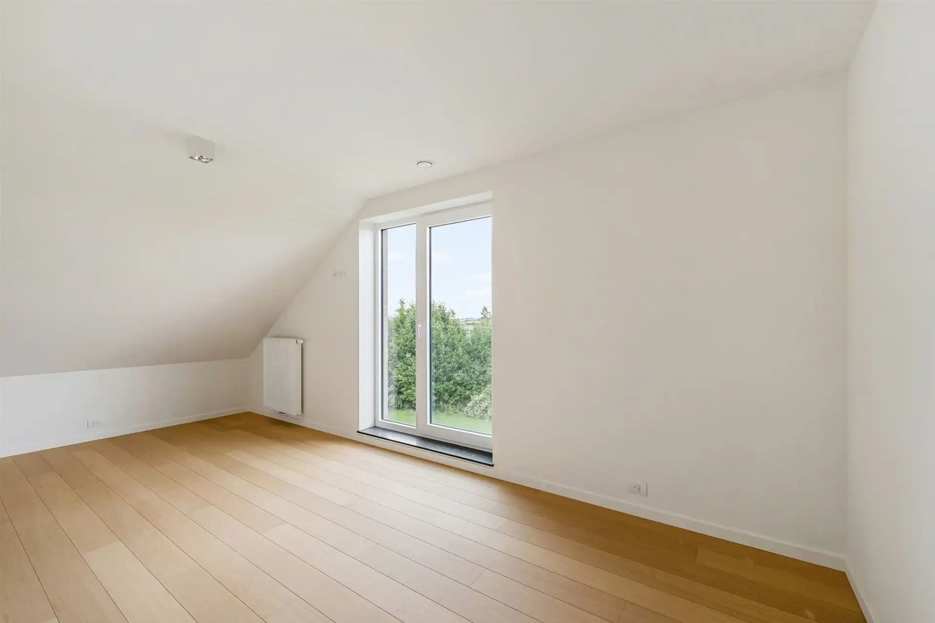 Topgelegen grote woning met 4 slk, omheinde tuin en garage. foto 18