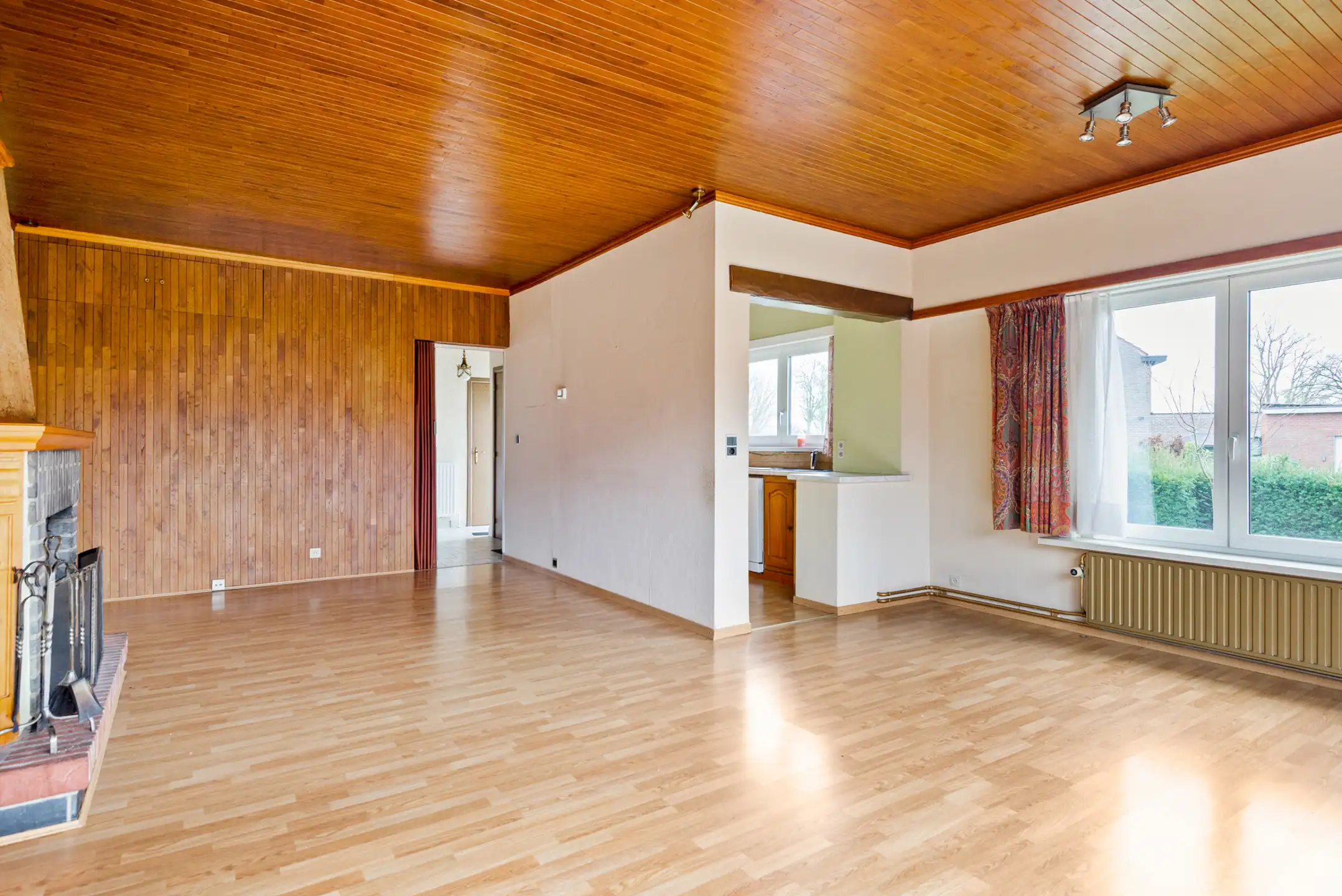 Halfopen woning met dubbele garage op mooie locatie foto 7