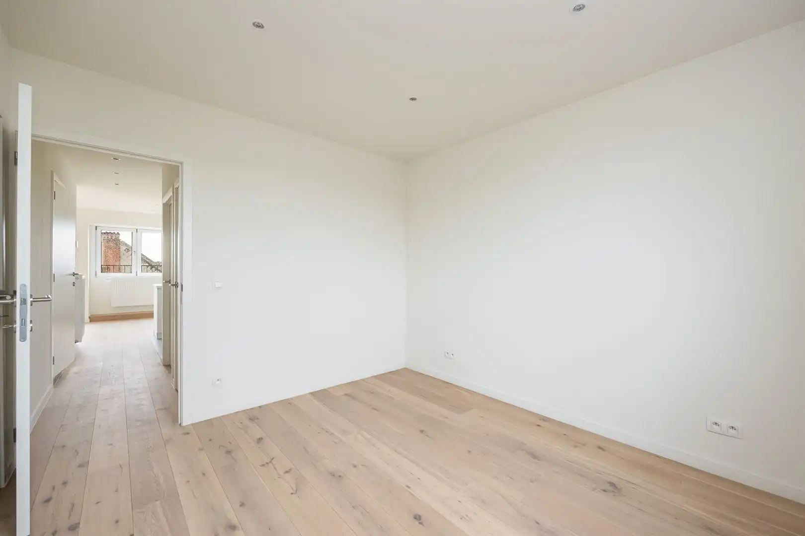 Lichtrijk 1-slaapkamerappartement met terras foto 6