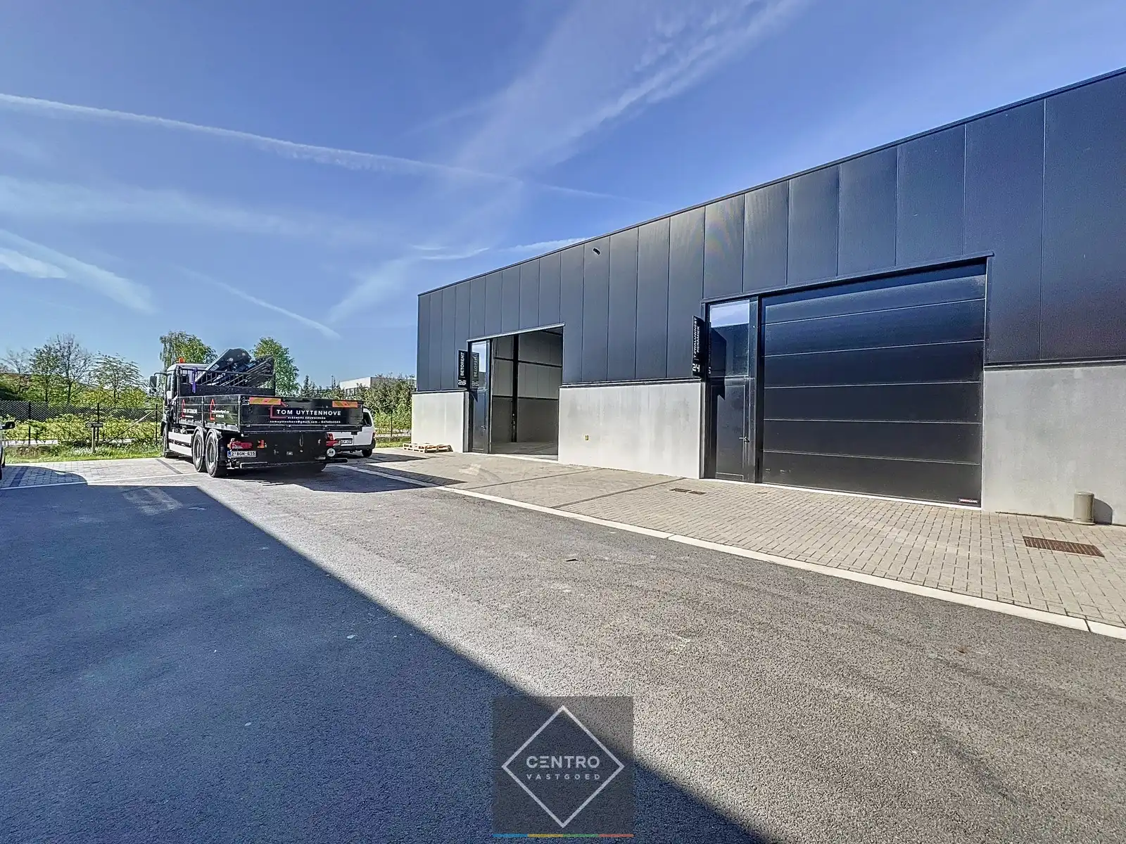 LOODS (132m²) voor OPSLAG inclusief private parkeerplaats voor de deur en vrije hoogte 6m op ambachtelijke zone te Ingelmunster. foto 2