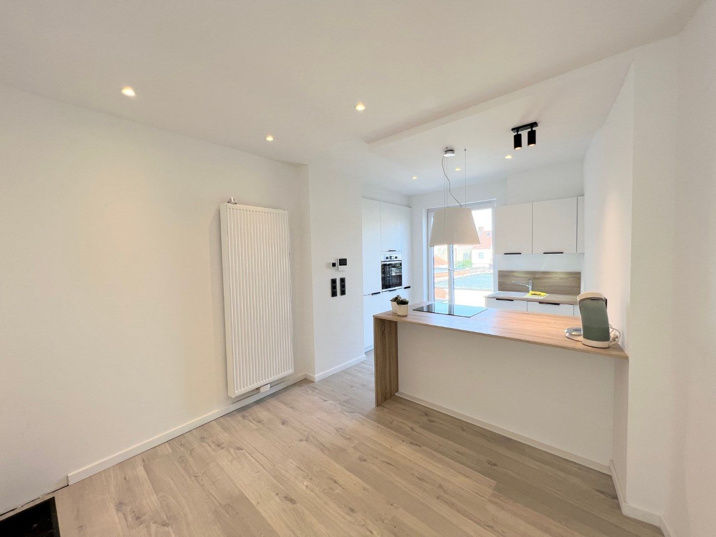 STIJLVOLLE BEL-ETAGE MET 1 SLAAPKAMER, TERRAS EN GARAGE IN CENTRUM IEPER foto 4