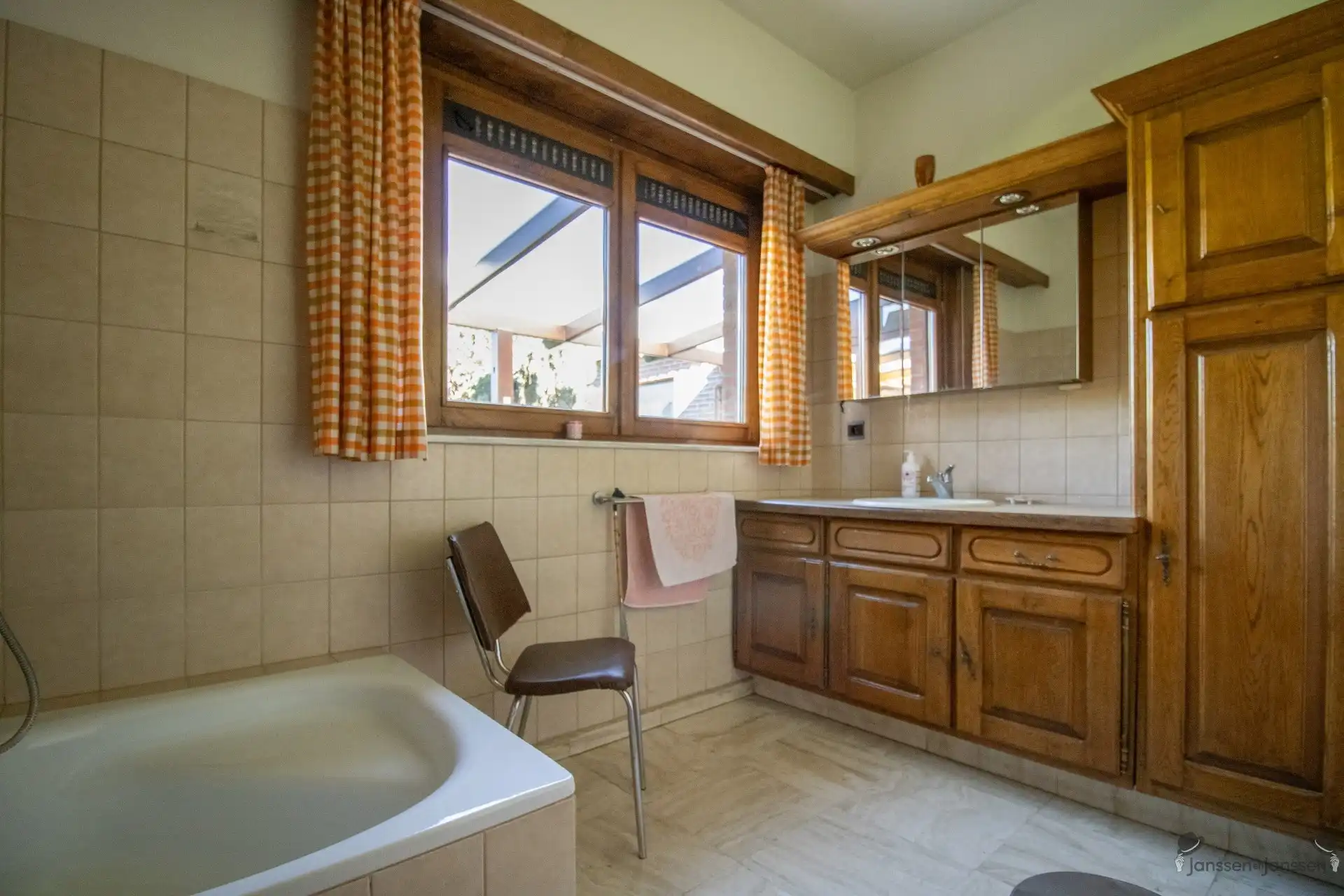 Ruime op te frissen woning met 4 slaapkamers en ruime garage op 1.276 m² foto 16