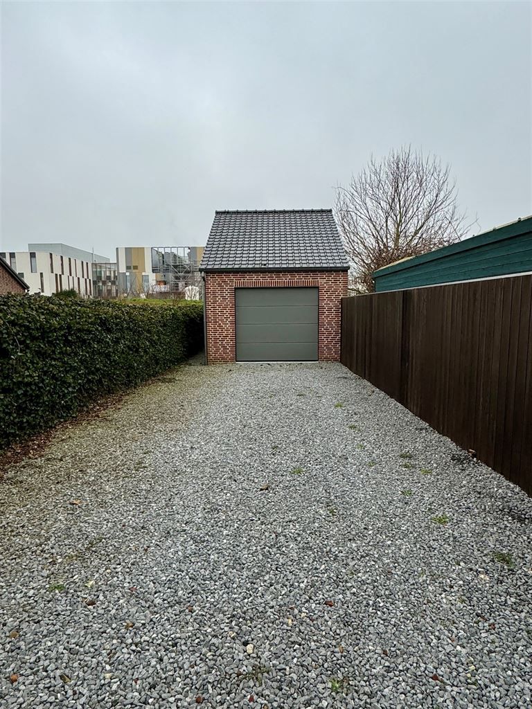 Prachtig duplex-appartement met 3 ruime slaapkamers, groot terras en aparte garage, rustig gelegen nabij het centrum van Maaseik. foto 23