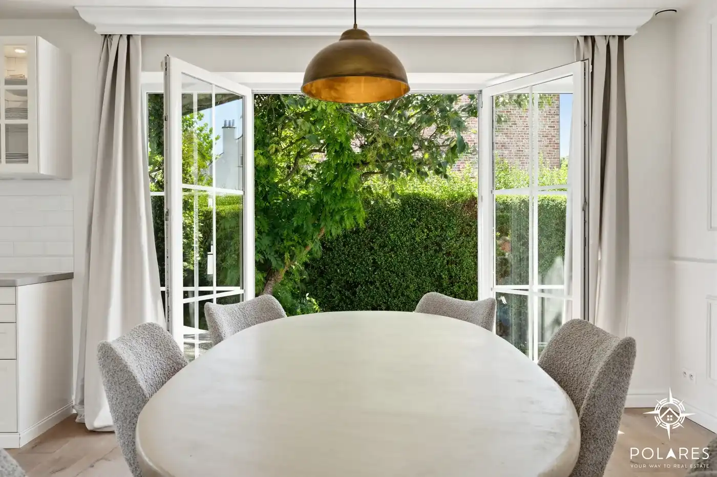 Volledig gerenoveerde moderne bungalow met zwembad – 100% instapklaar. foto 2