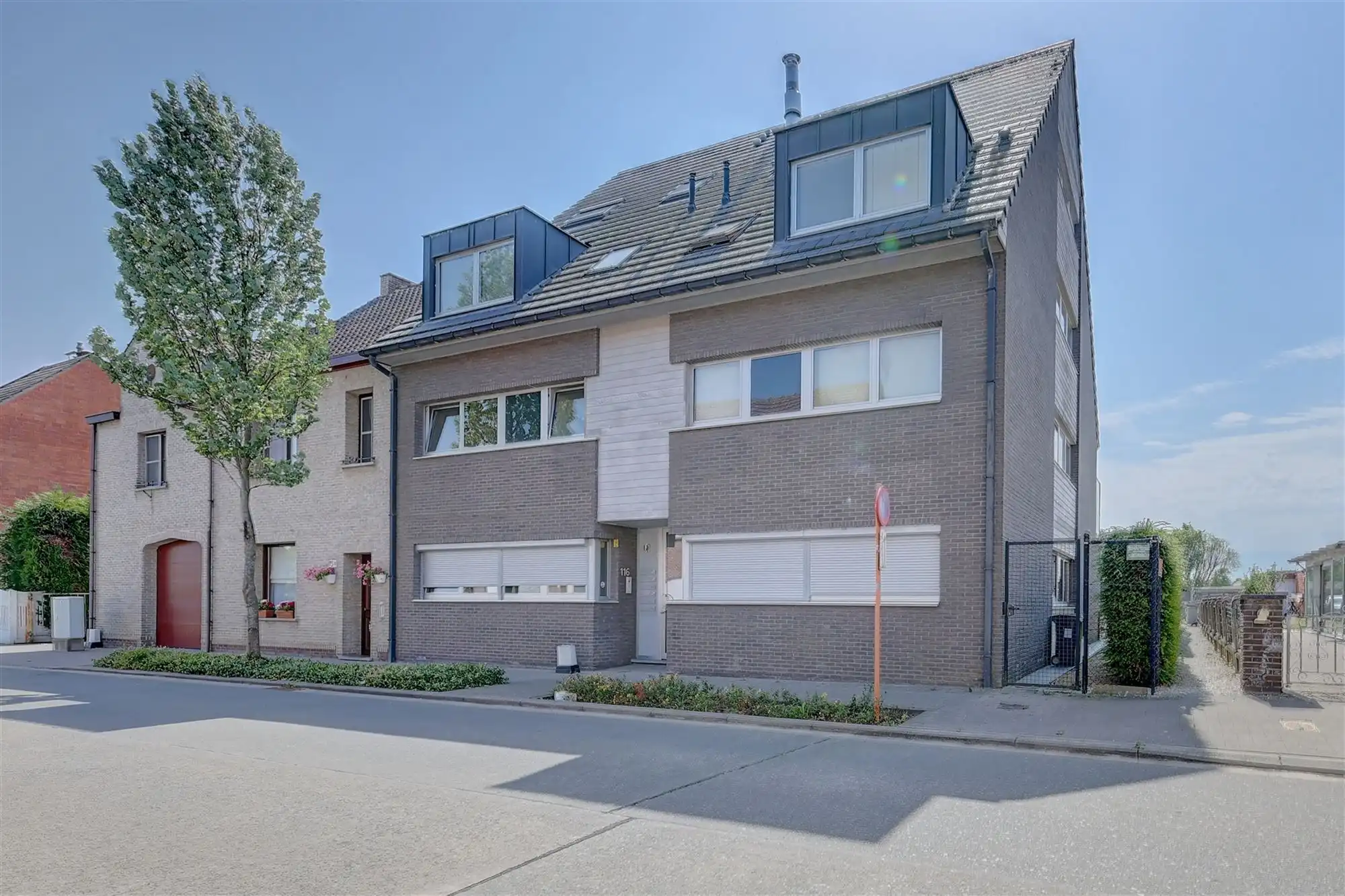 Lichtrijk appartement met twee slaapkamers foto {{pictureIndex}}