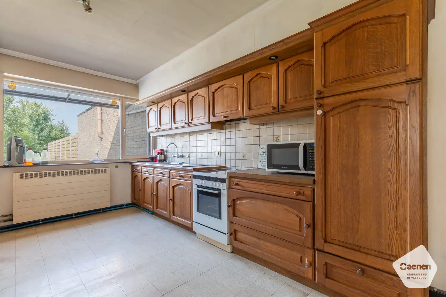 Leuke & lichtrijke charmante half-open woning met 4 slaapkamers, garage en leuke tuin! foto 8