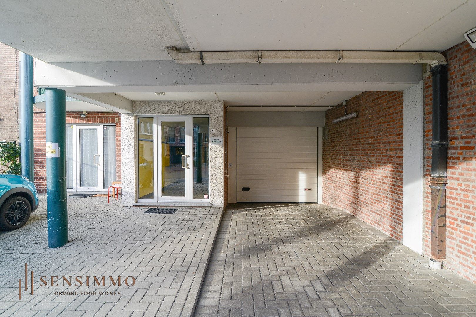 Centraal gelegen appartement in hartje Genk, ideaal voor eigen bewoning of investering! foto 6