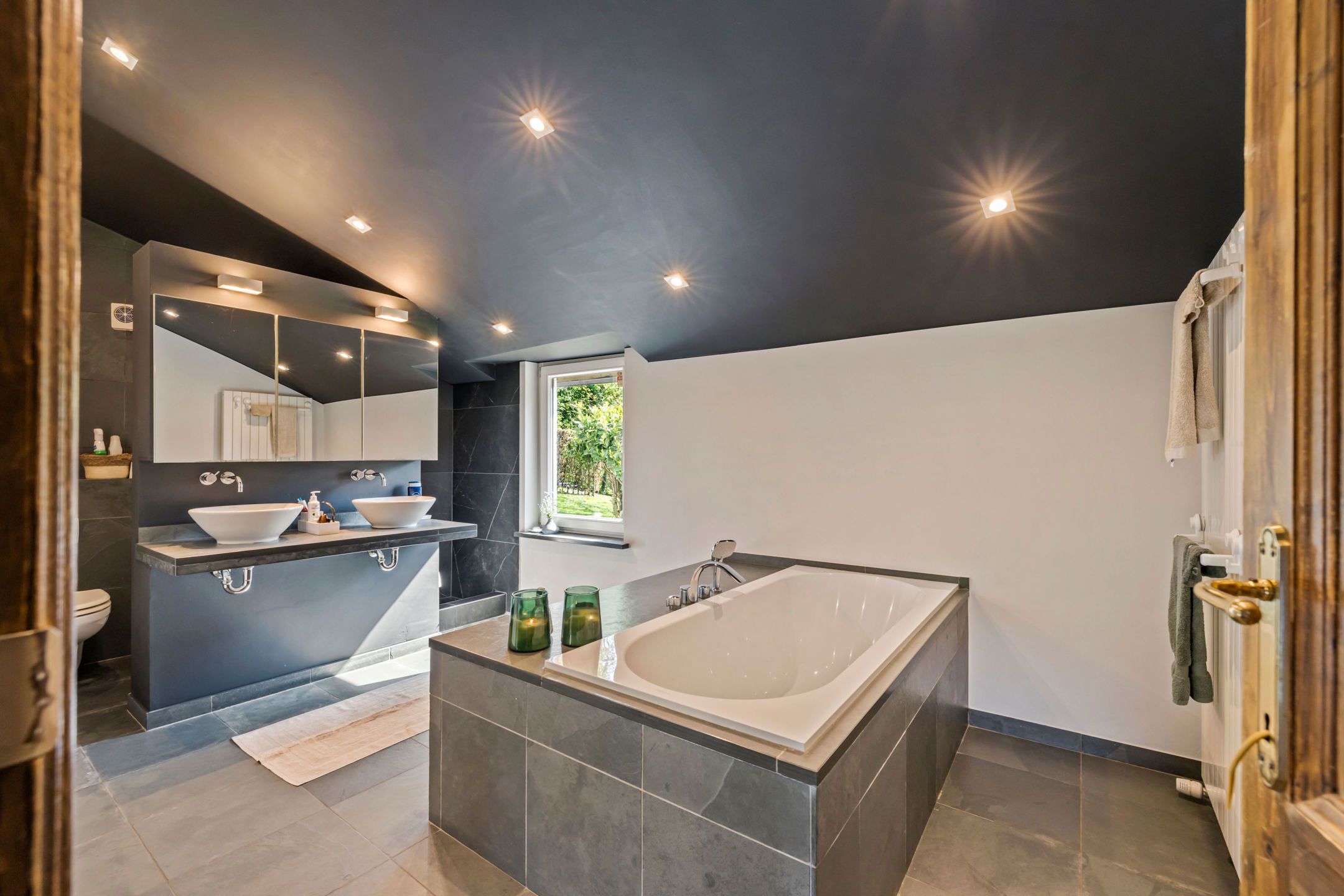 Met smaak gerenoveerde landelijke woning op +/- 63a foto 21
