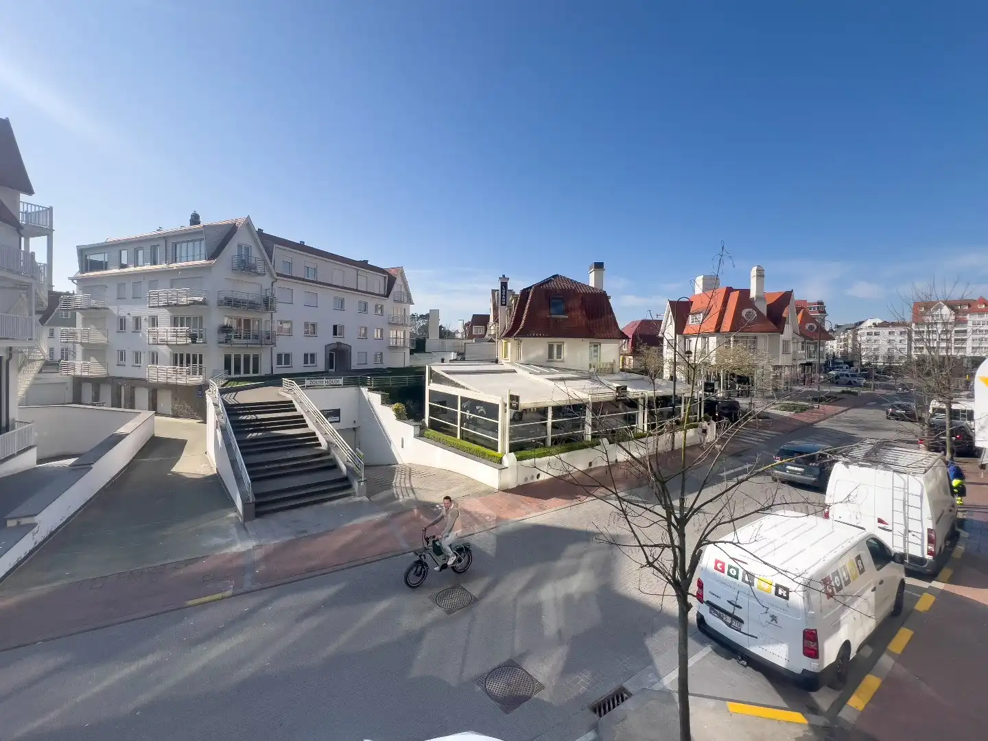 Zeer mooi vernieuwd gemeubeld 3-slaapkamer appartement met open zicht centraal gelegen op de Kustlaan in het Zoute. foto 2