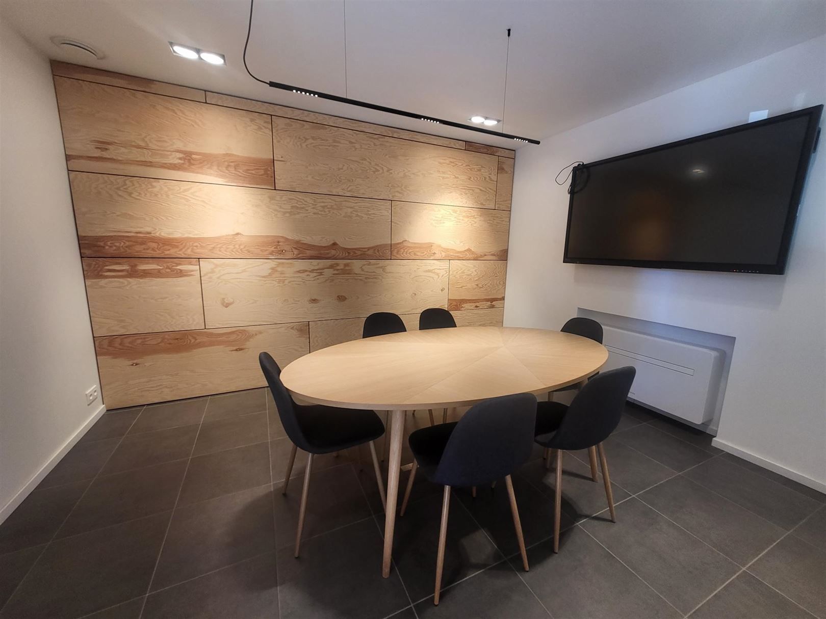 Kantoorruimte op terrein AKMO II langsheen E34 (gelijkvloers) foto {{pictureIndex}}