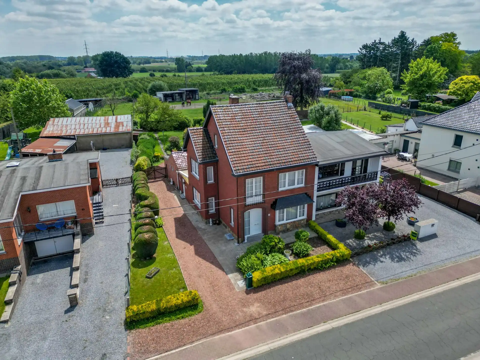 Ruime gezinswoning met tuin foto 2