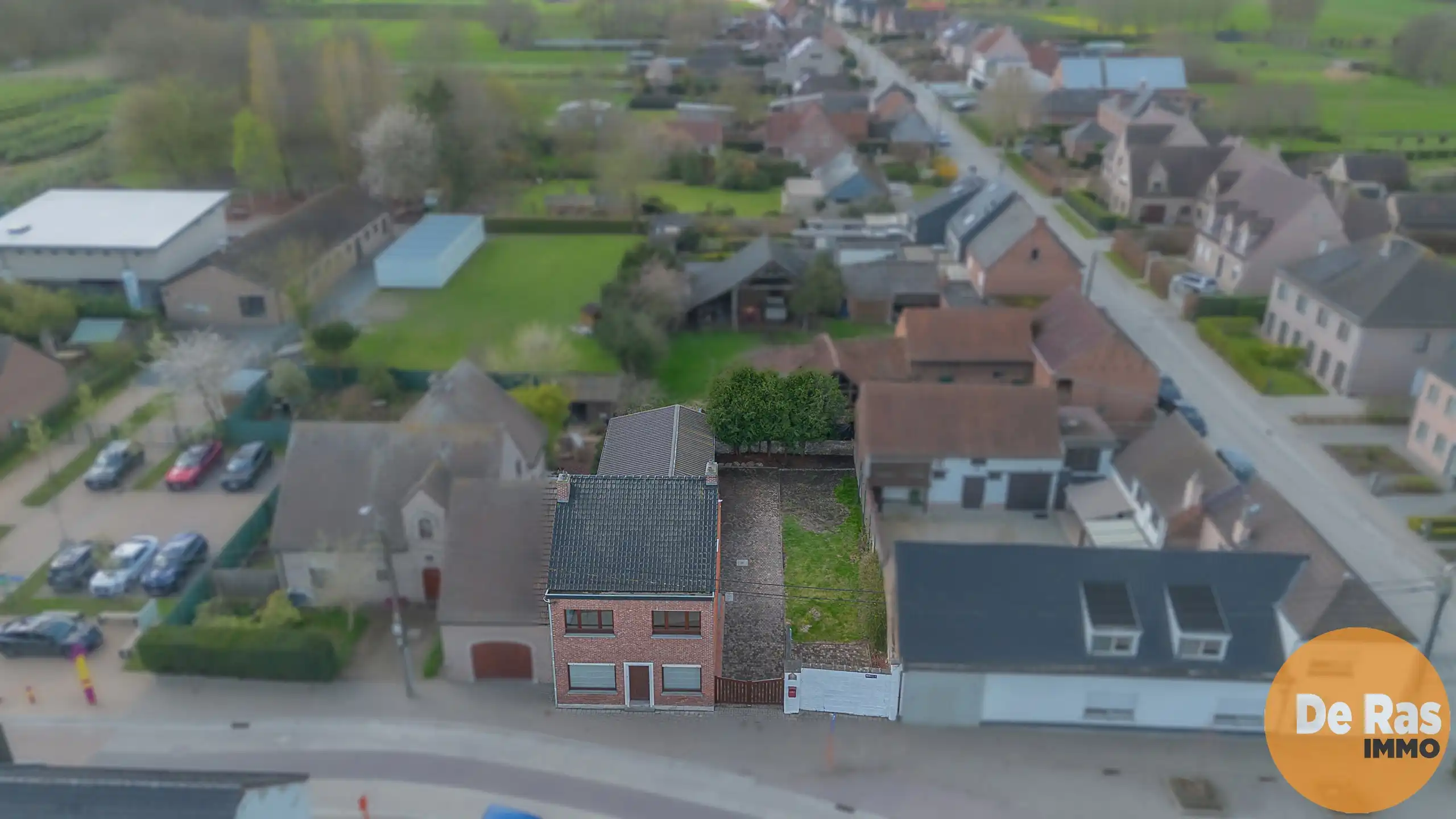 WICHELEN - Centraal gelegen halfopen bebouwing met 4 slpk.  foto 2