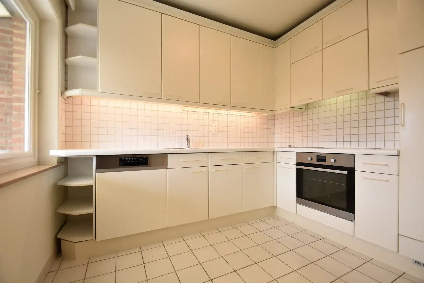 Knappe rijwoning met inpandige garage en mooie tuin in het centrum van Riemst foto 8