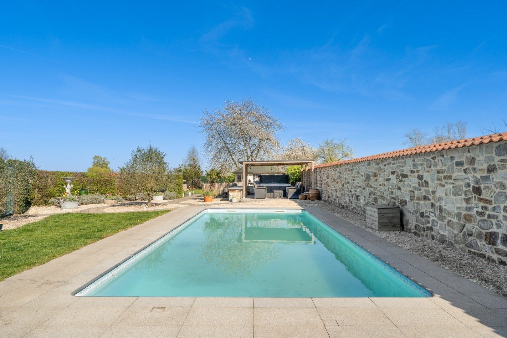 Prachtig gerenoveerde vrijstaande woning met heerlijke tuin met zwembad op 16a16ca foto 4