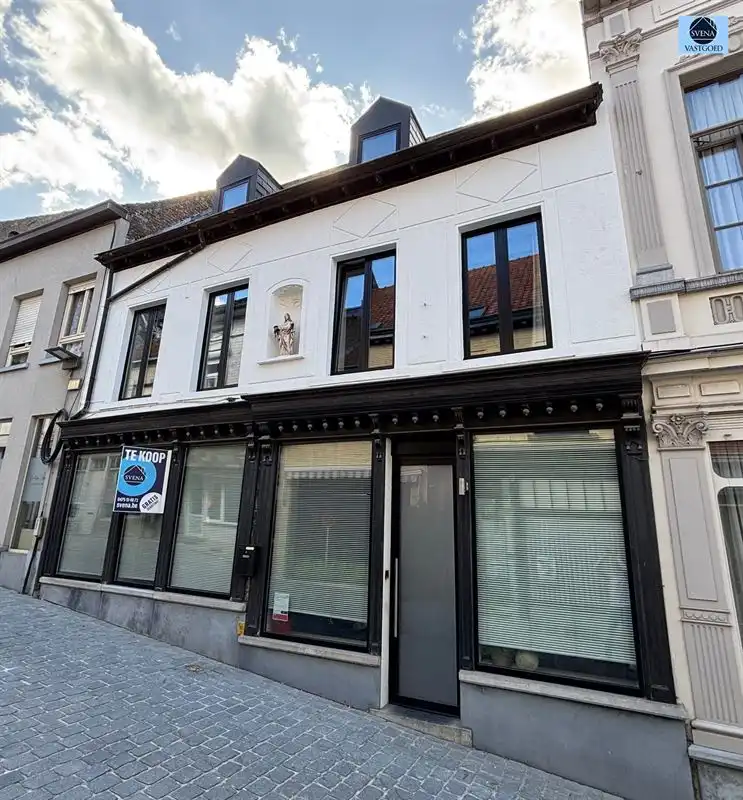 KARAKTERVOLLE GERENOVEERDE WONING MET 4 SLAAPKAMERS foto {{pictureIndex}}