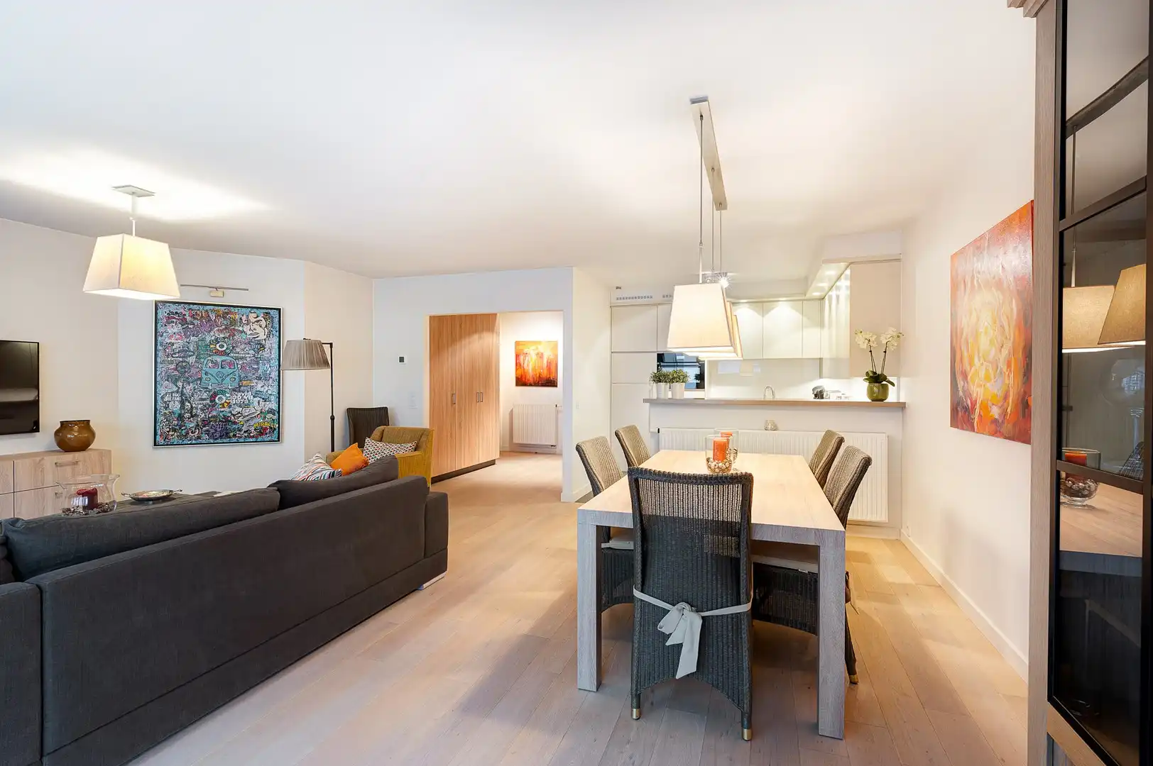 Lichtrijk appartement van 100 m² met terras, gelegen in de Koningslaan. foto 4