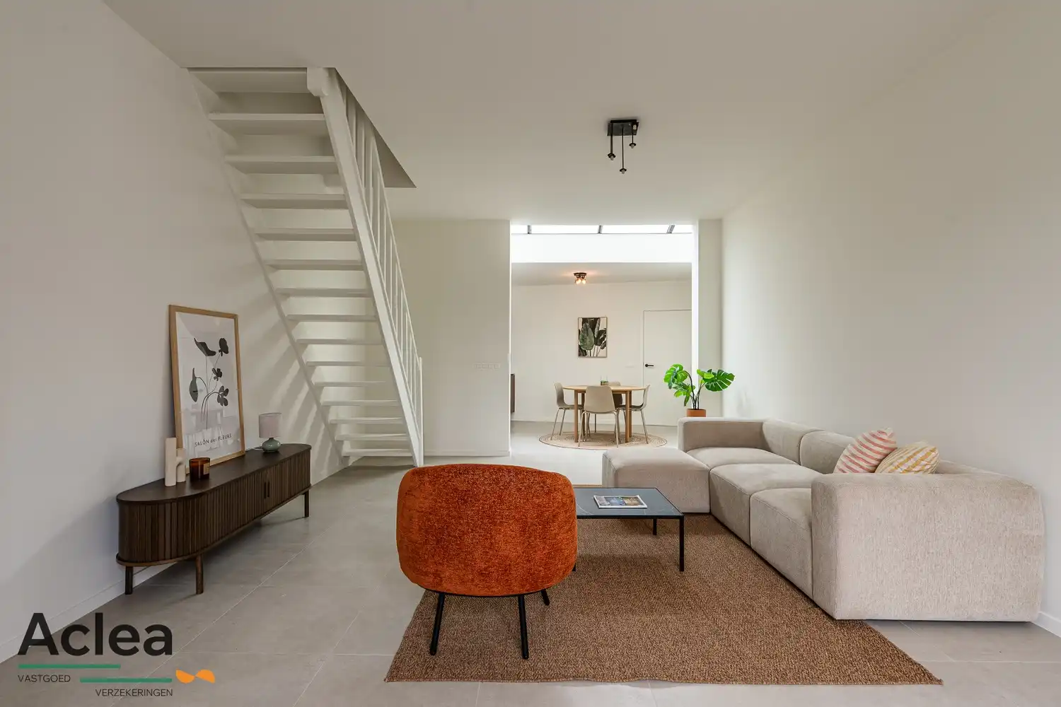 Stijlvol gerenoveerde woning met tuin en parkeerplaats foto 2