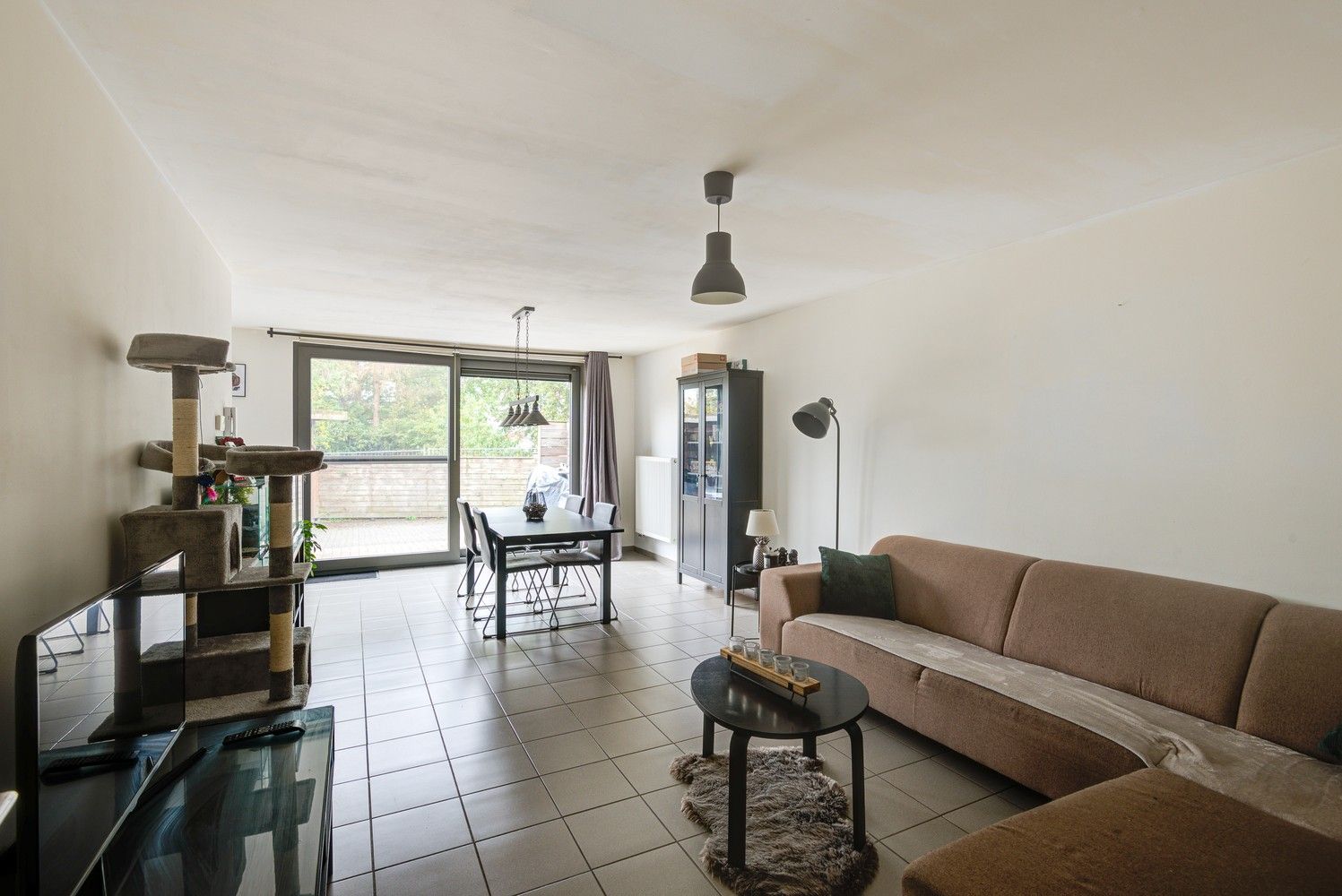 GELIJKVLOERS APPARTEMENT MET 2 SLAAPKAMERS, 2 AUTOSTAANPLAATSEN EN ZONNEPANELEN TE GROTE-SPOUWEN foto 3