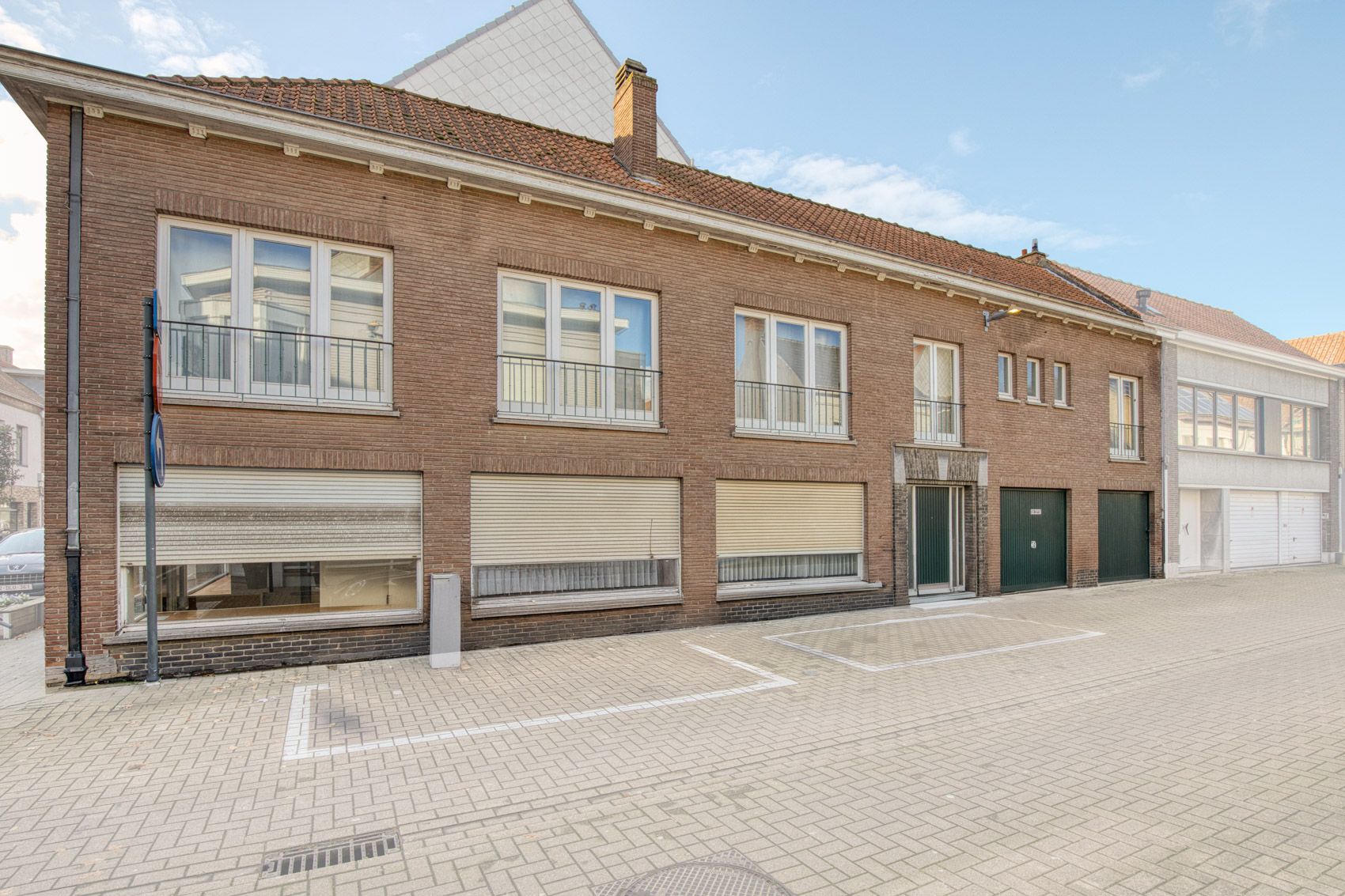 Handelshuis met ruim appartement en 2 garages foto 2