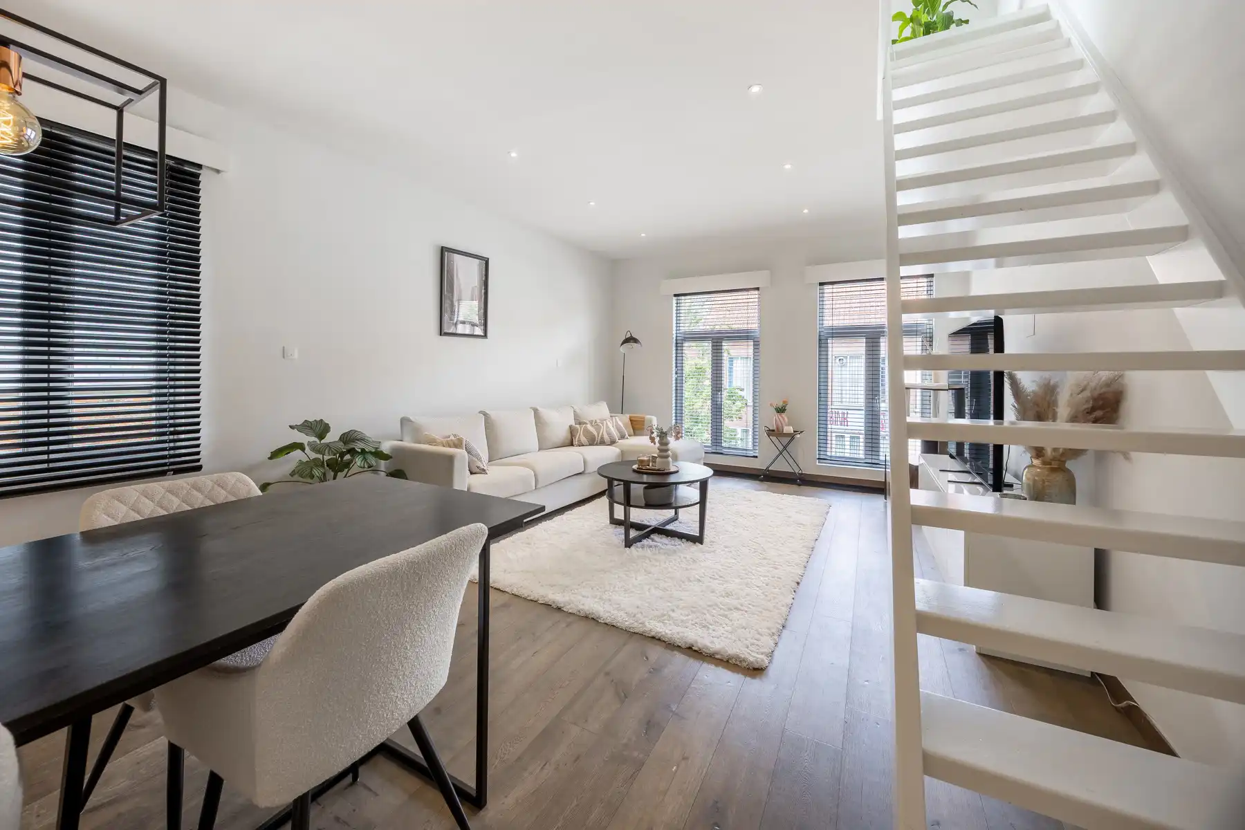 Unieke woning met terras, garage en ruim magazijn  foto 3