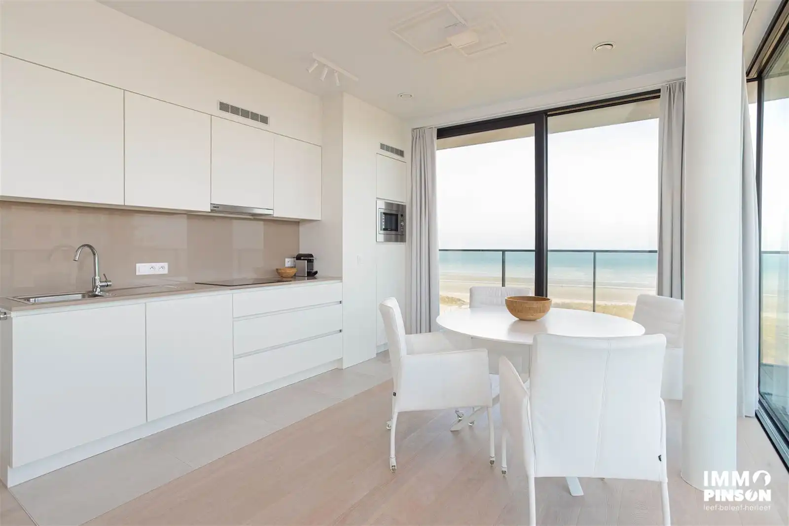 Lichtrijke assistentieflat met wijds zicht op zee, strand en duinen foto 2