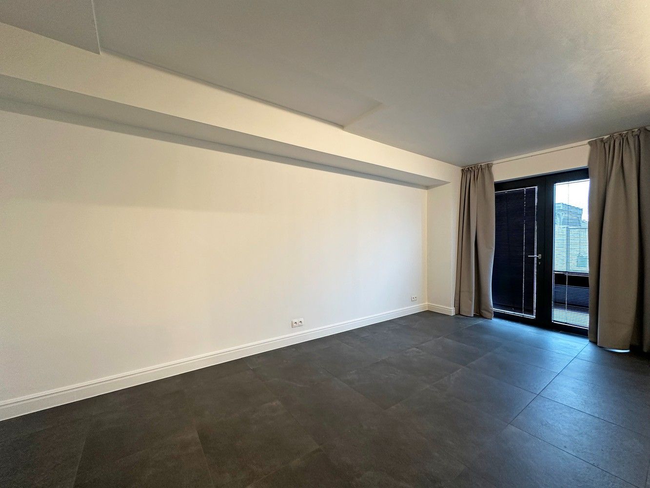 Ruim, gelijkvloers appartement met 2 slaapkamers, terras en een autostaanplaats! foto 6