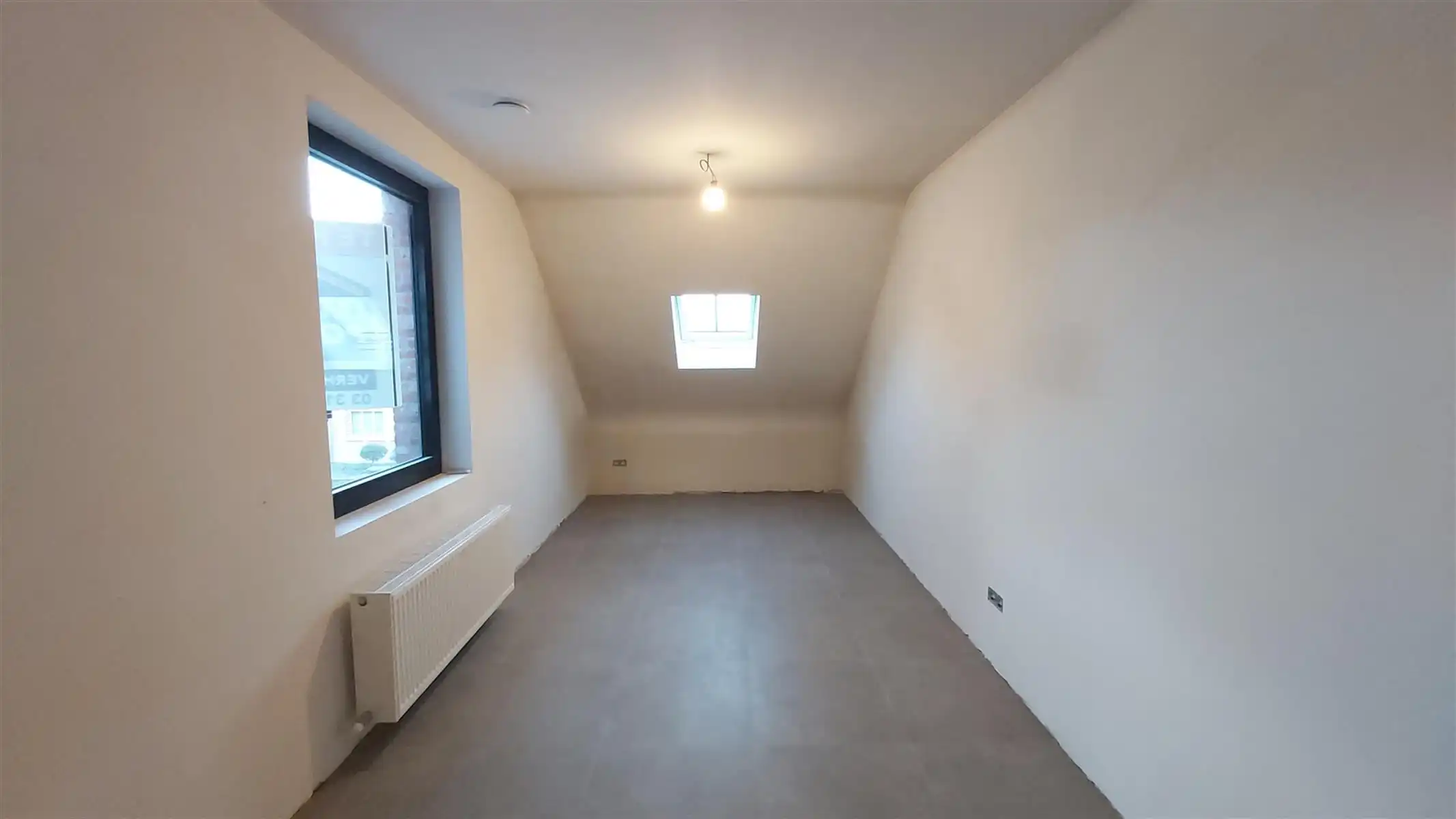 Gerenoveerd appartement op de 1ste verdieping met 2 slaapkamers, royaal terras en garage. Gelegen nabij centrum Hoogstraten. foto 3