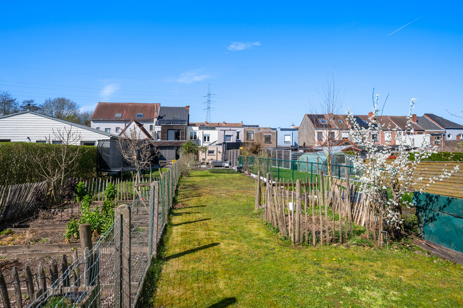 ONDER OPTIE Energiezuinige woning met grote tuin en grote garage foto 3